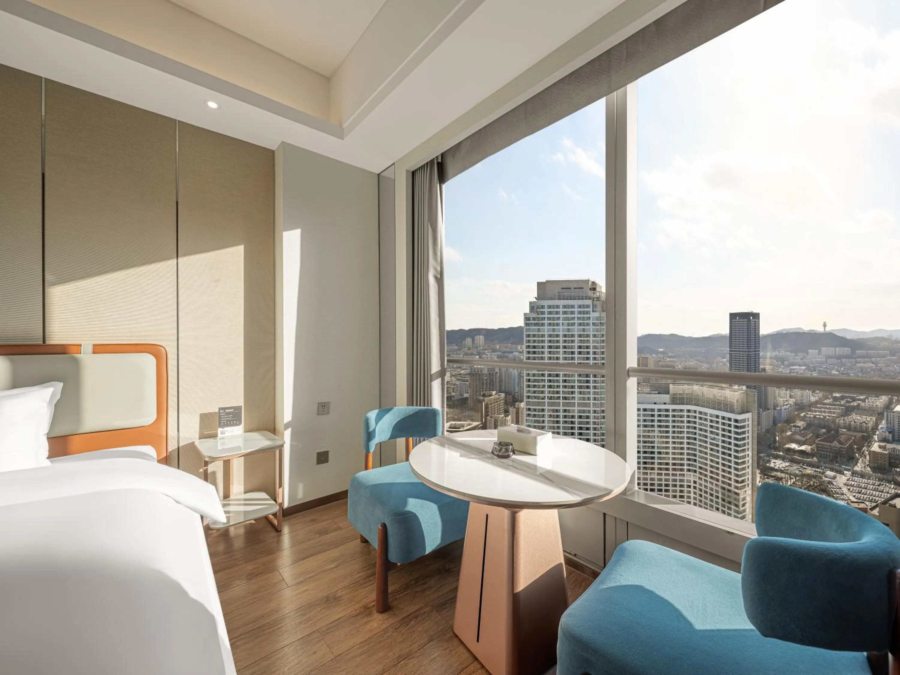 Seating area, Bed in Dalian Zhongshan Square Seaview Meilun Hotel