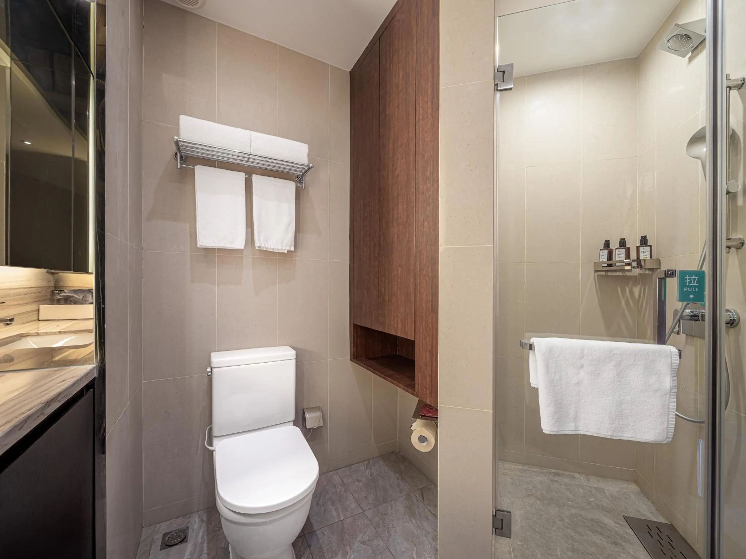 Toilet in Dalian Zhongshan Square Seaview Meilun Hotel