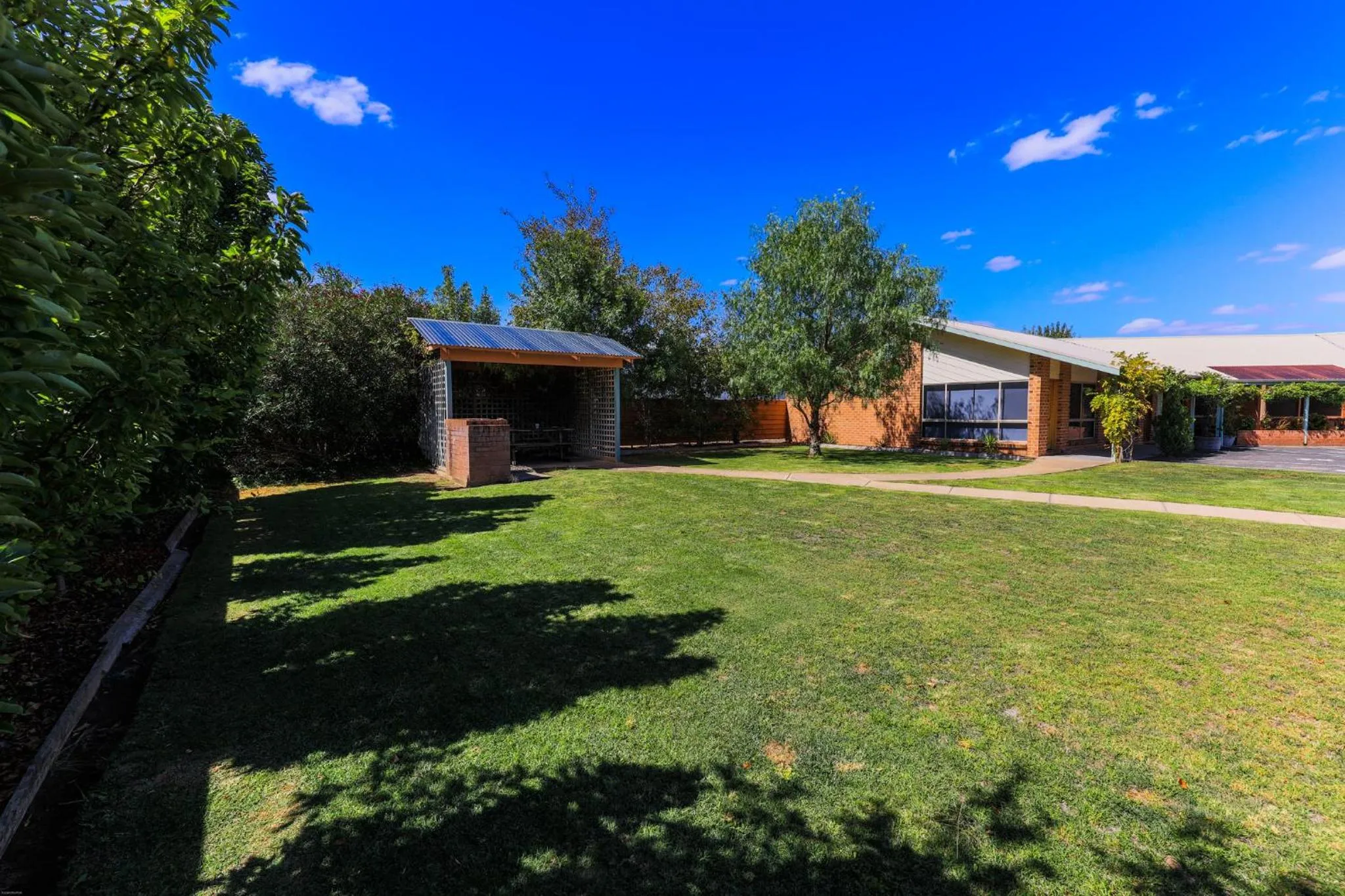 BBQ facilities in Country Roads Motor Inn Naracoorte