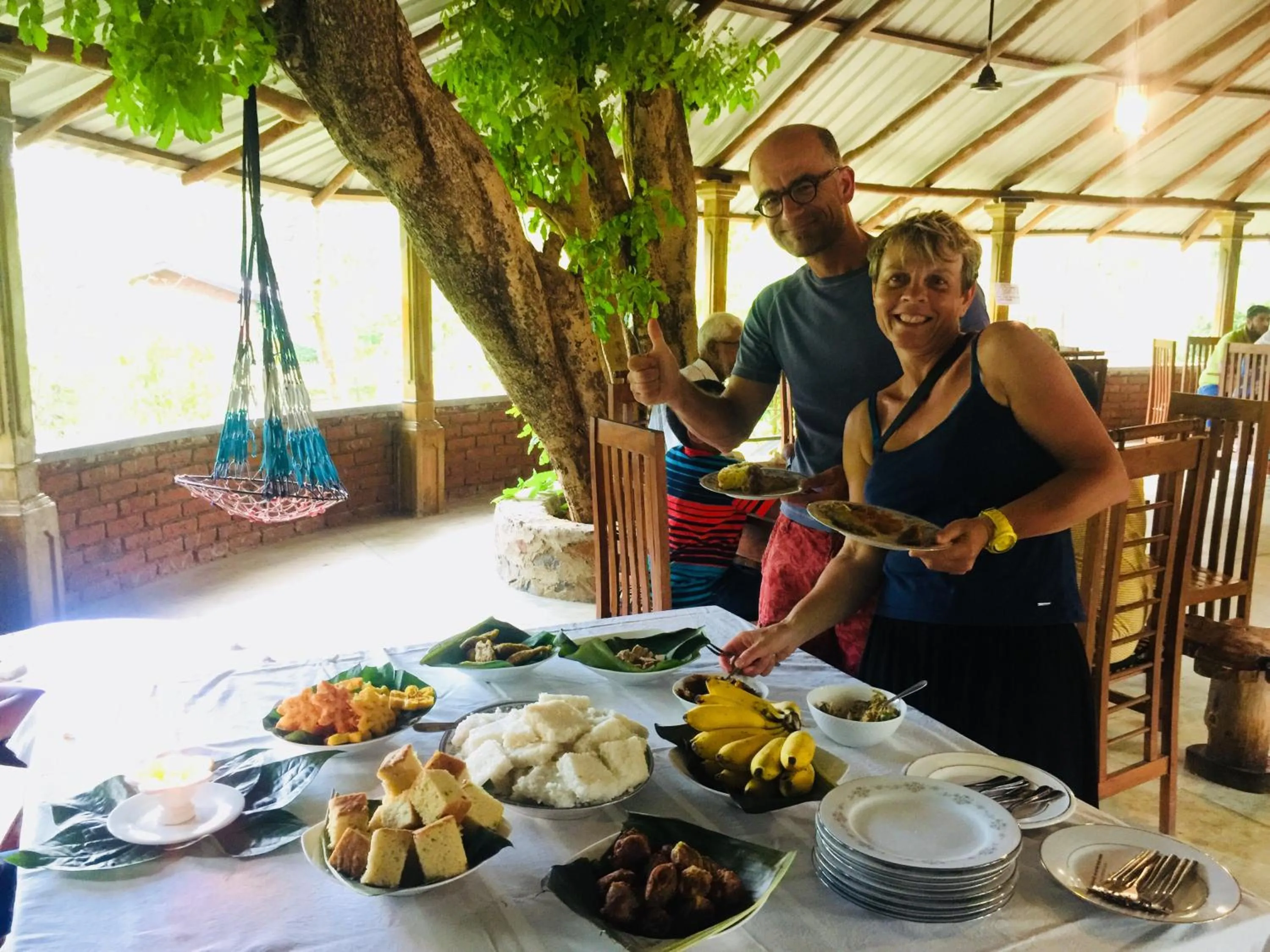 Restaurant/places to eat in Birds Paradise Inn