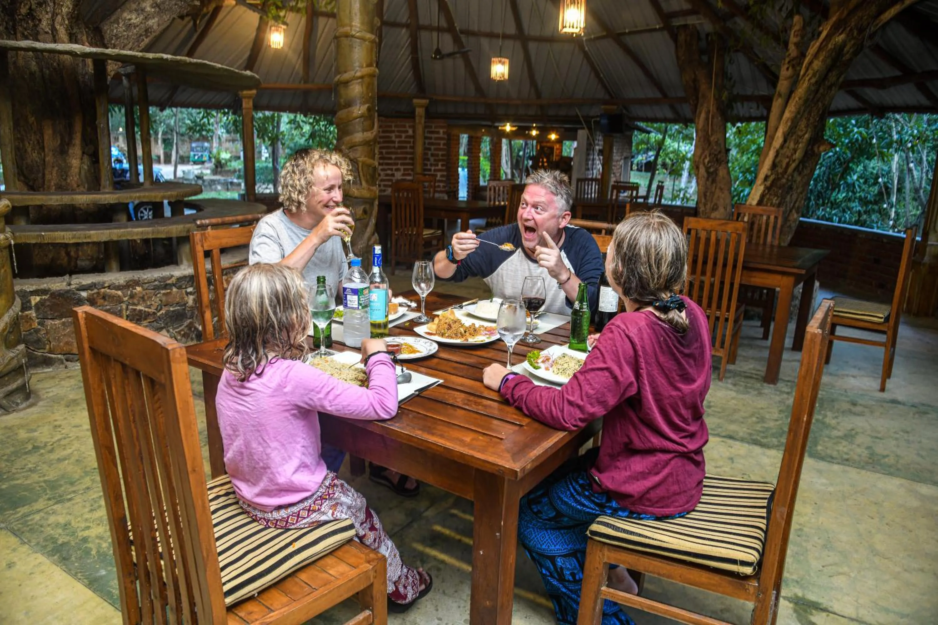 Restaurant/places to eat in Birds Paradise Inn