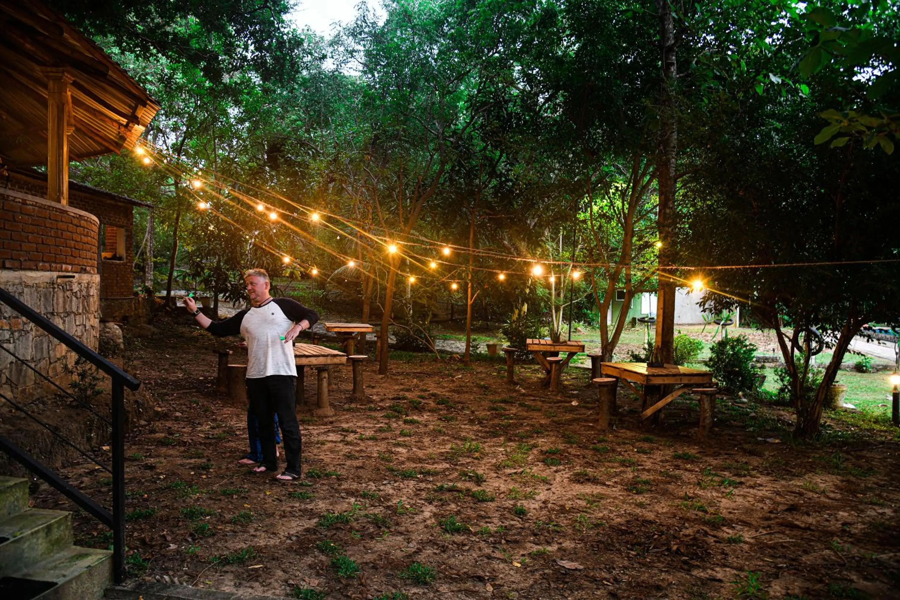 Restaurant/places to eat in Birds Paradise Inn