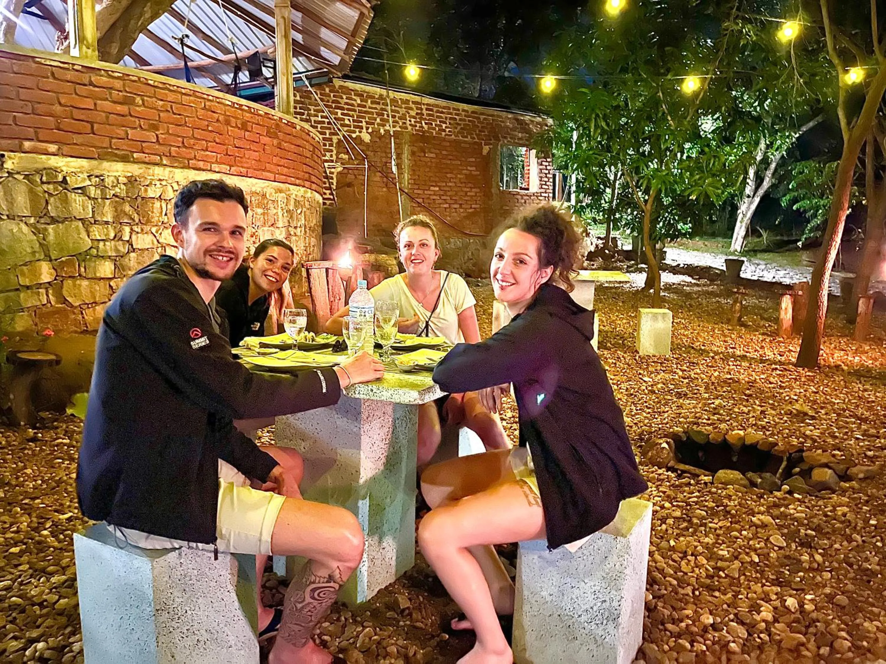 Restaurant/places to eat in Birds Paradise Inn