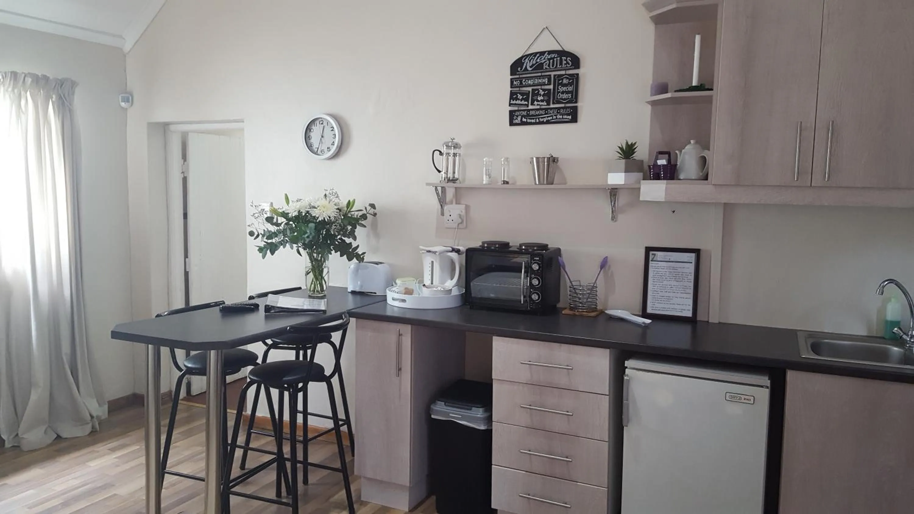 Kitchen or kitchenette in Apartment 7 On Oakleigh