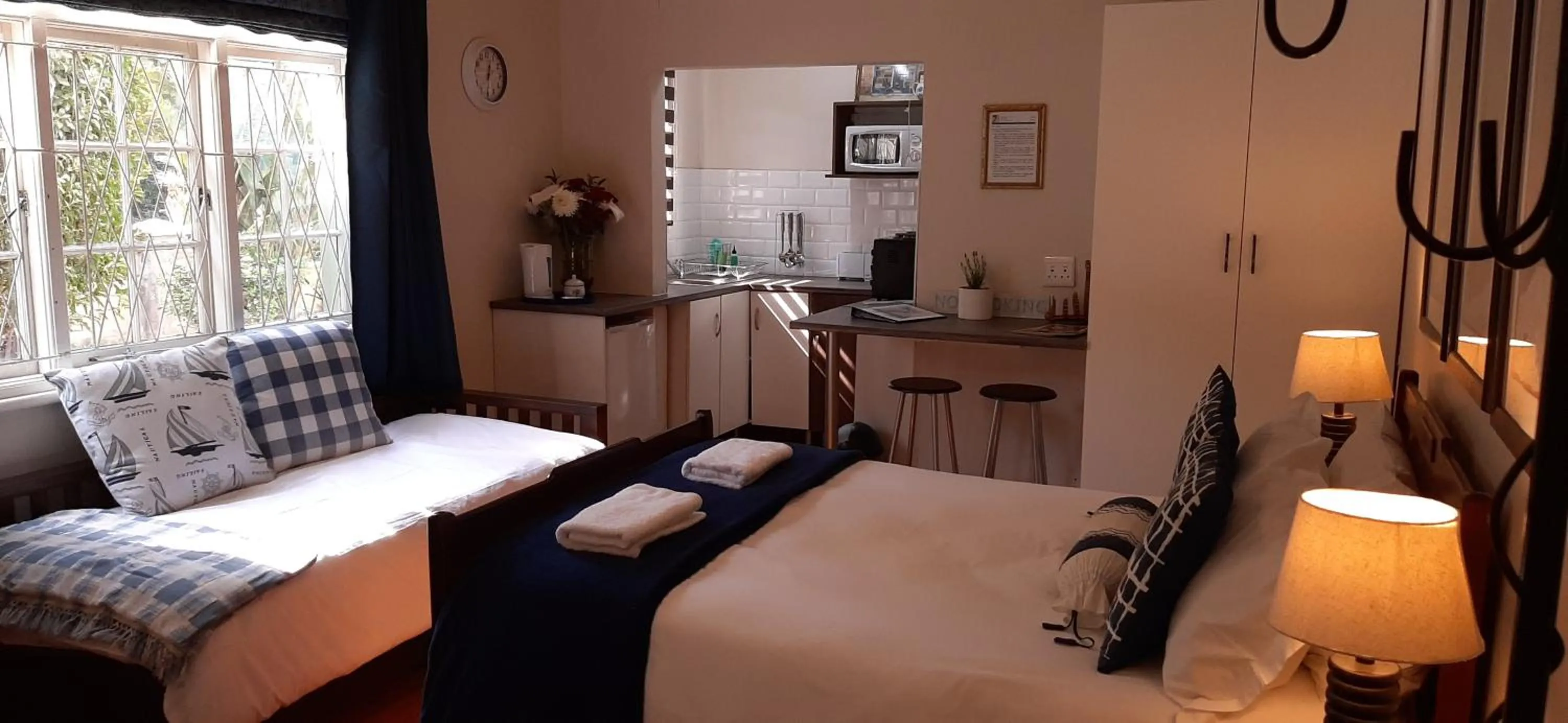 Bedroom, Bed in Apartment 7 On Oakleigh