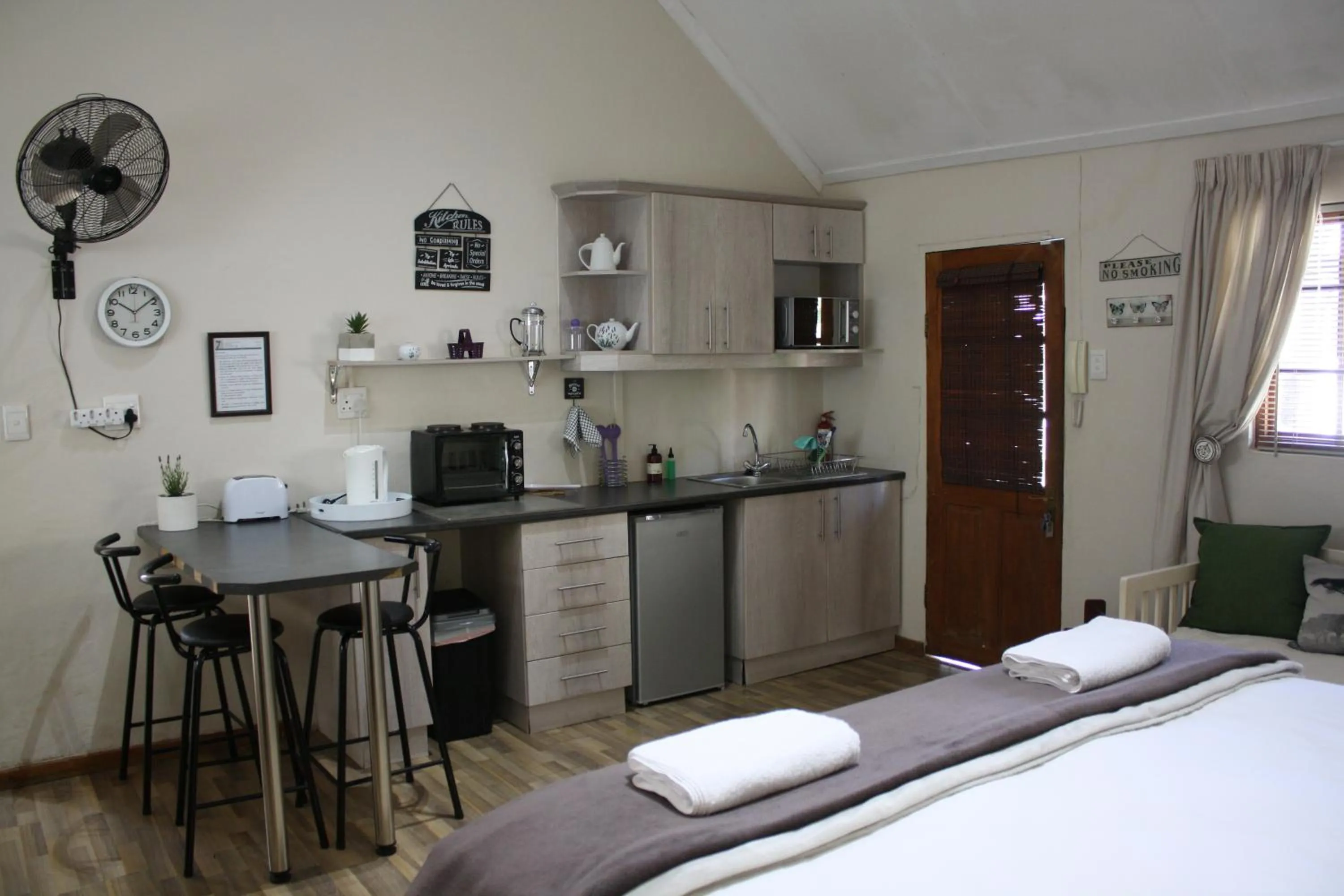 Kitchen or kitchenette, Bed in Apartment 7 On Oakleigh