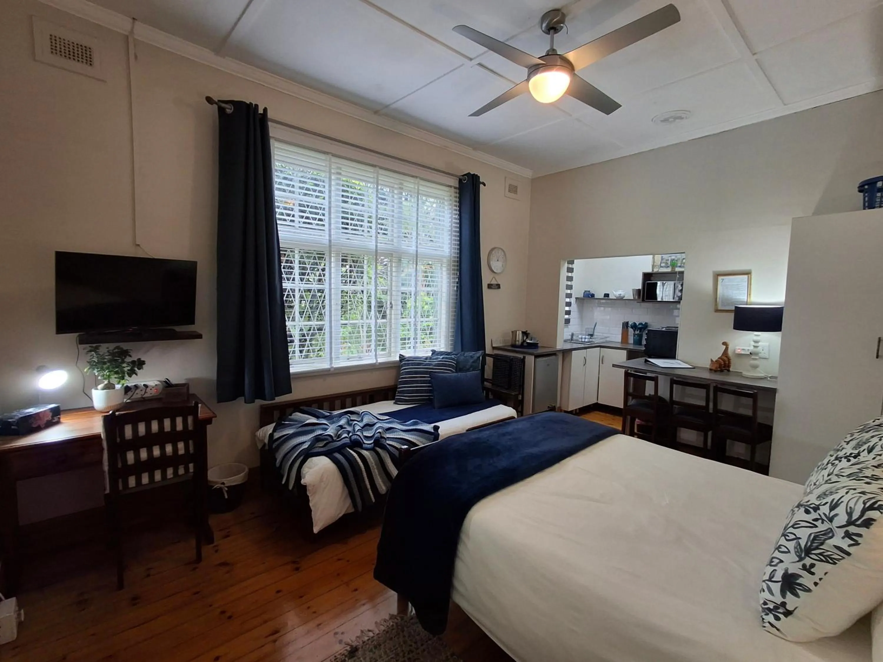 Photo of the whole room, Bed in Apartment 7 On Oakleigh