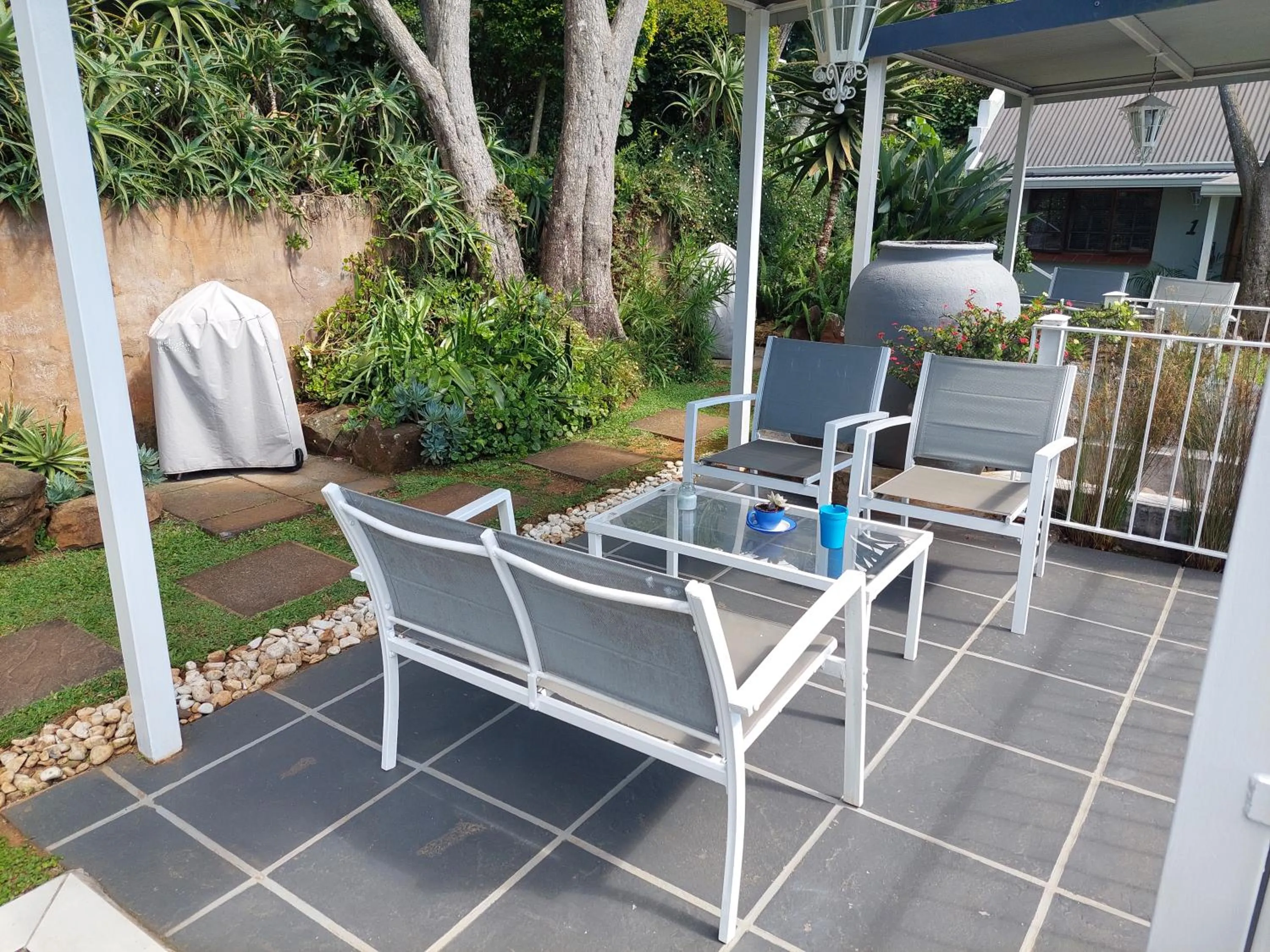 Seating area in Apartment 7 On Oakleigh