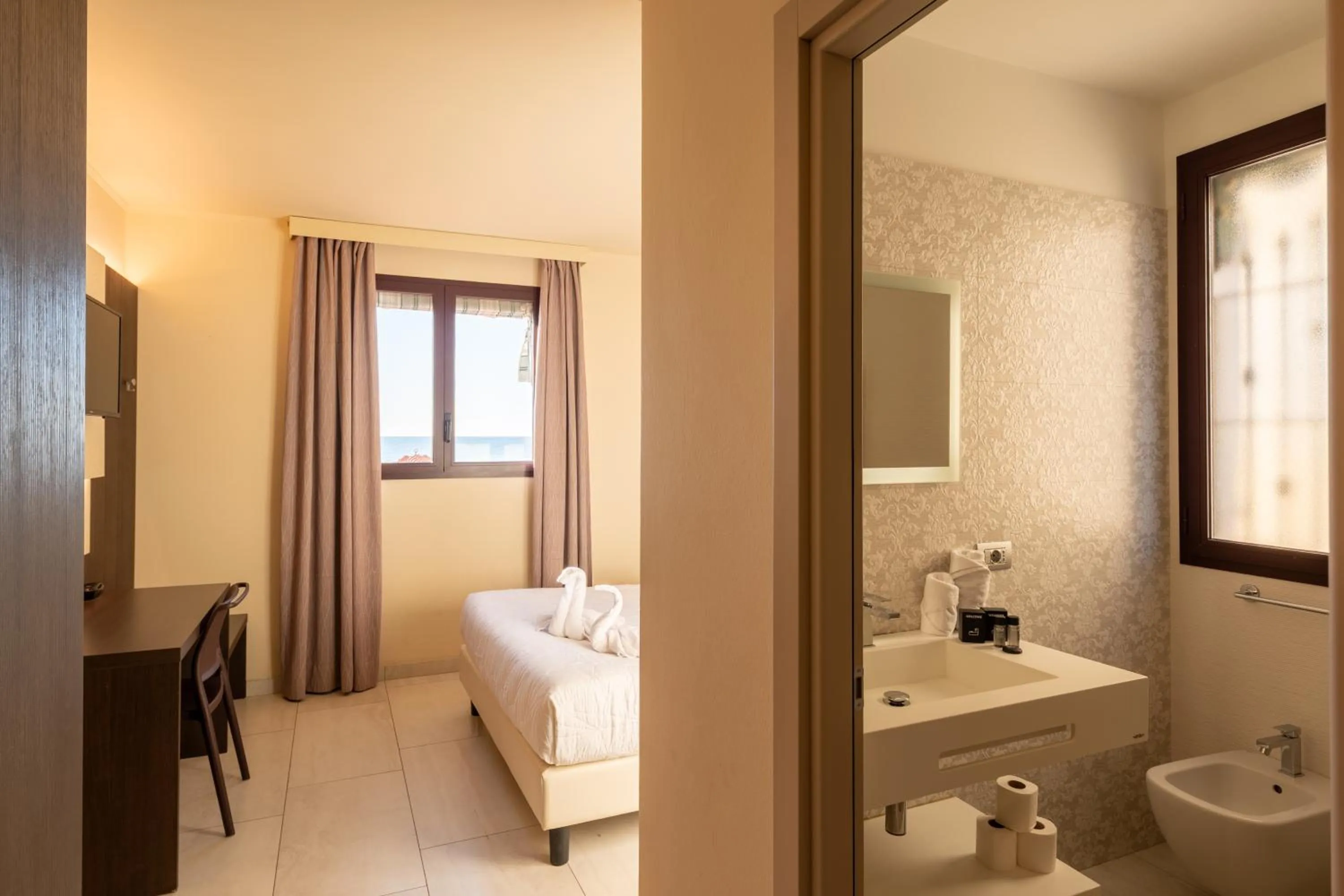 Bathroom, Bed in Del Prado