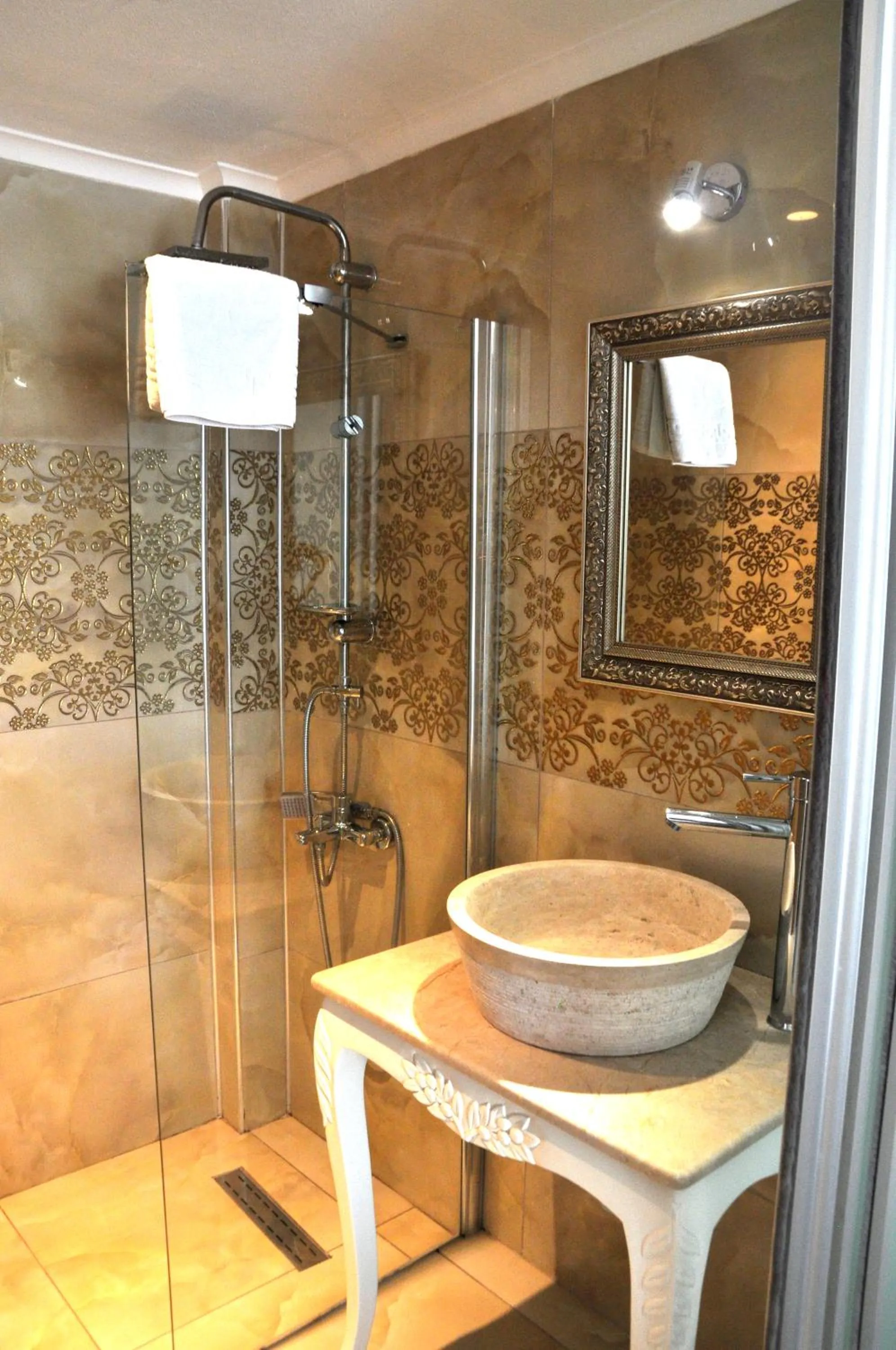 Shower in Olivias Group Hotel