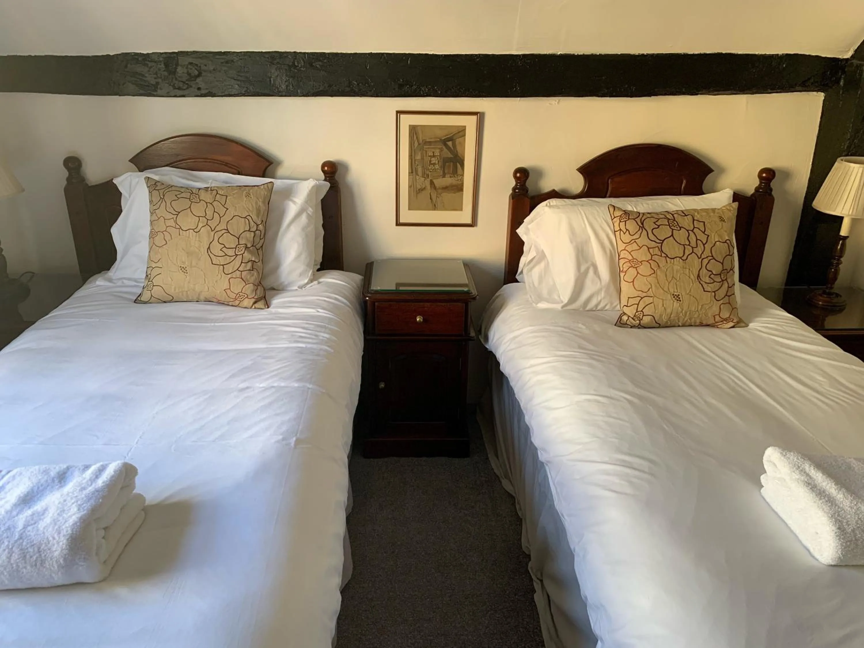 Bedroom, Bed in The White Hart Inn