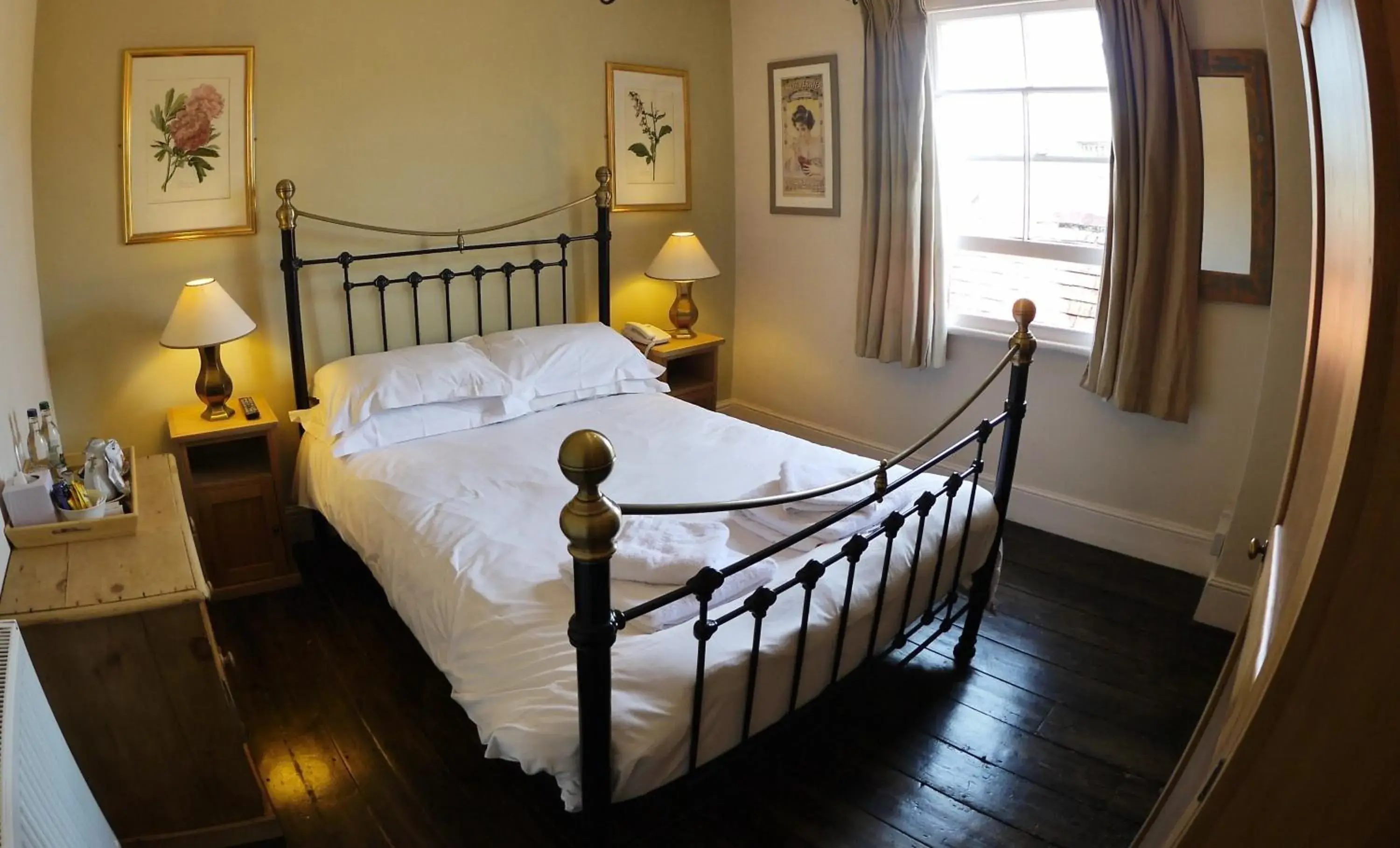 Double Room with Shared Bathroom in The White Hart Inn Double Room with Shared Bathroom in The White Hart Inn