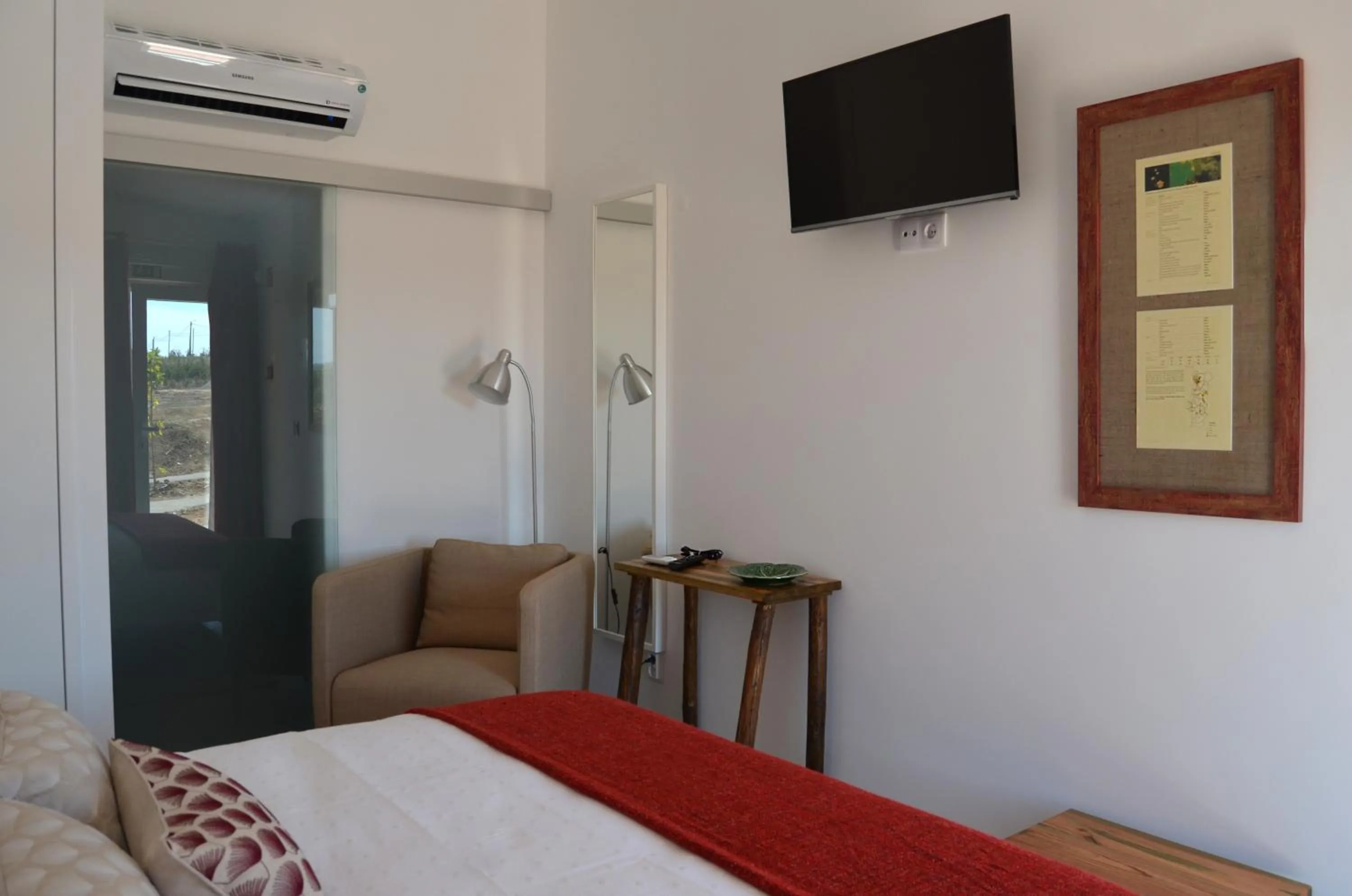 Seating area, Bed in Entre Vinhas & Mar