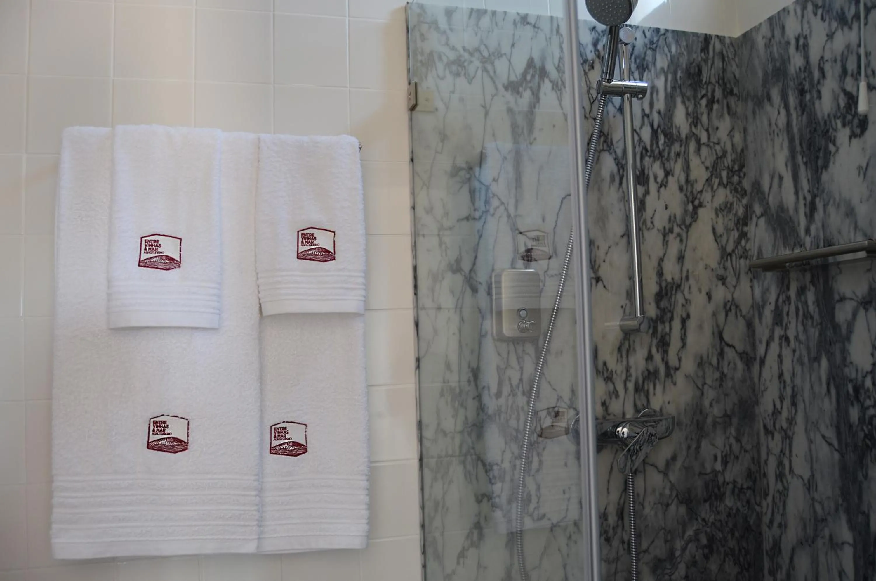 Shower in Entre Vinhas & Mar
