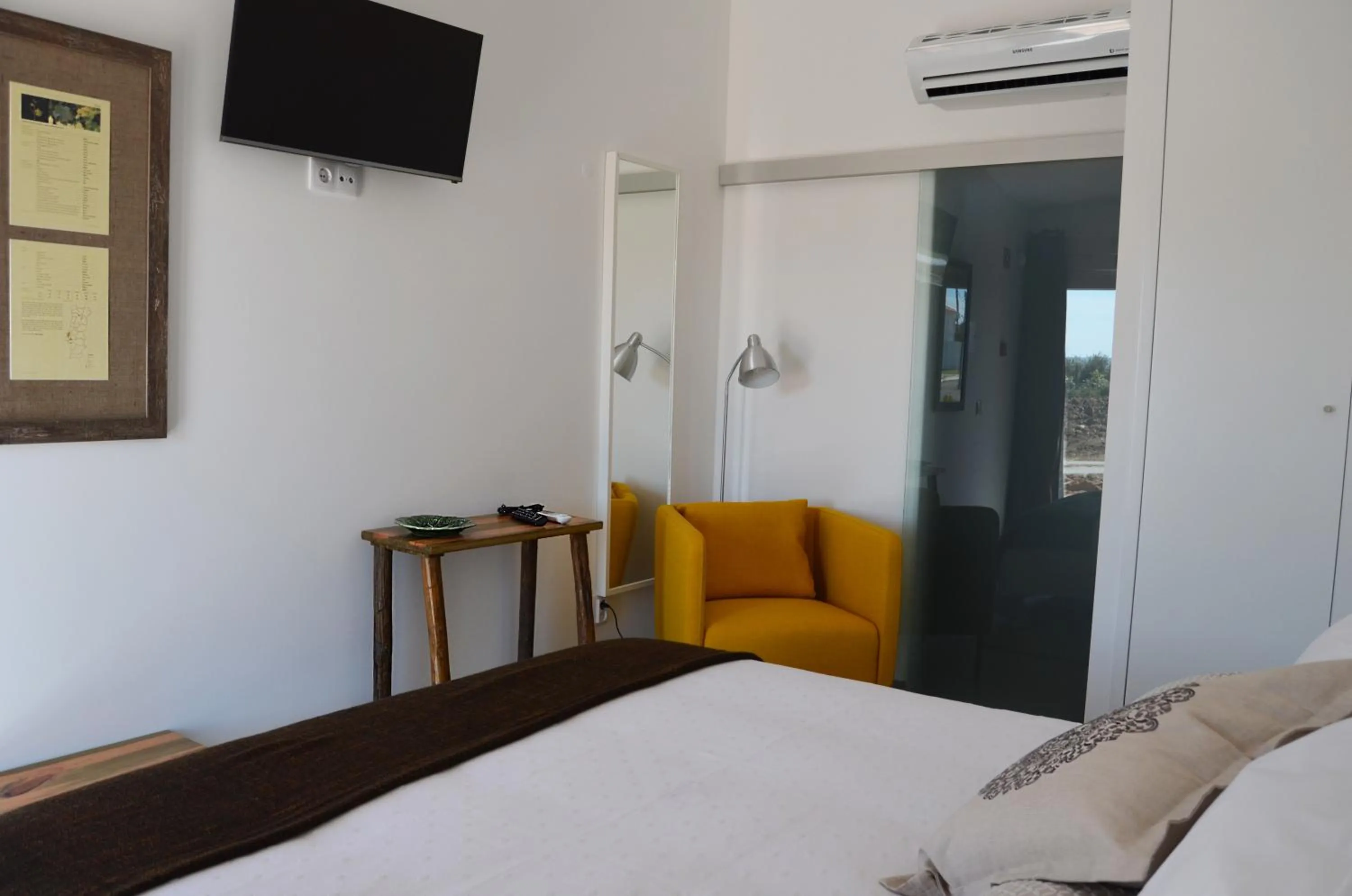 Photo of the whole room, Bed in Entre Vinhas & Mar