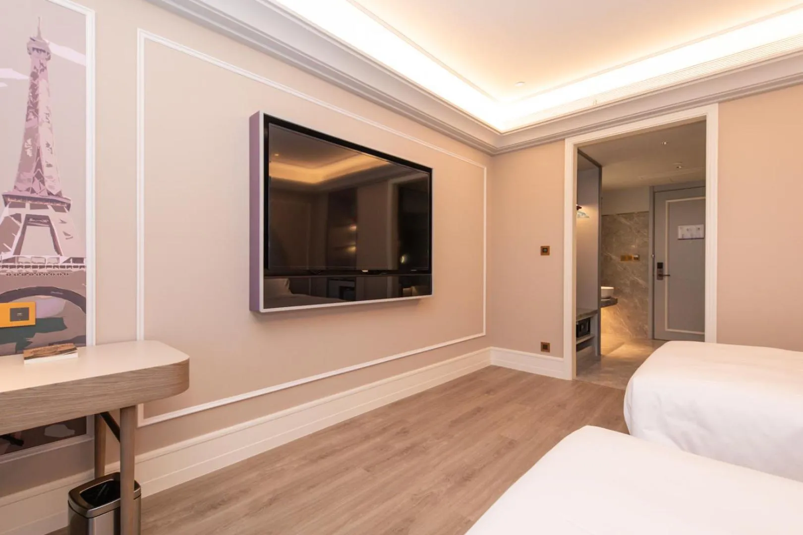 Communal lounge/ TV room, Bed in Mercure Xinyang East Railway Station