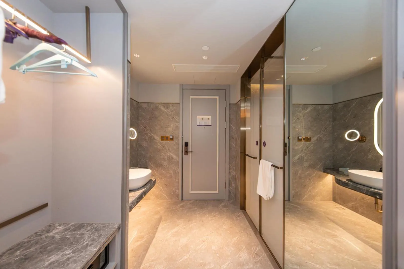 Photo of the whole room in Mercure Xinyang East Railway Station