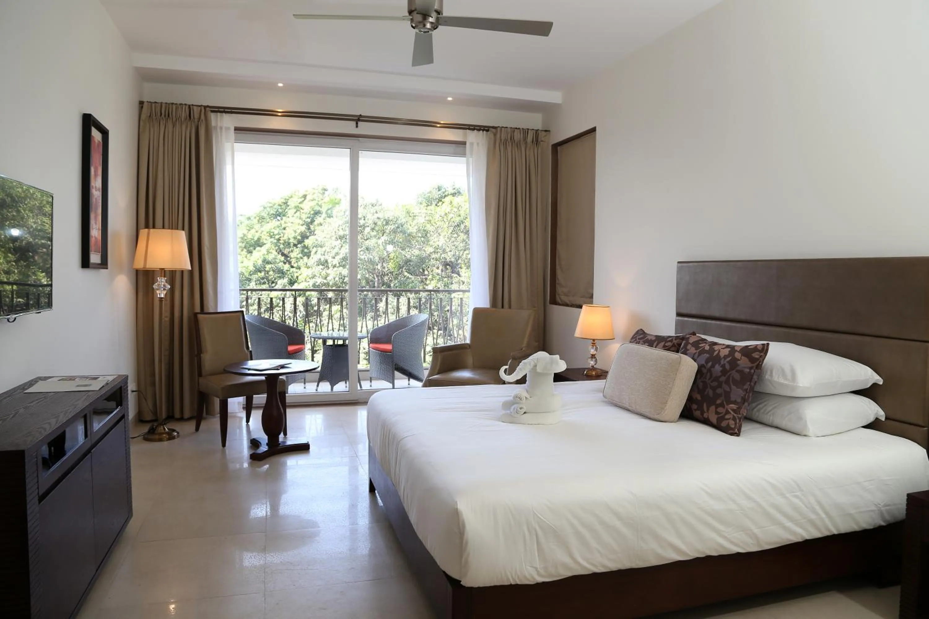 Photo of the whole room, Bed in Lemon Tree Hotel Candolim