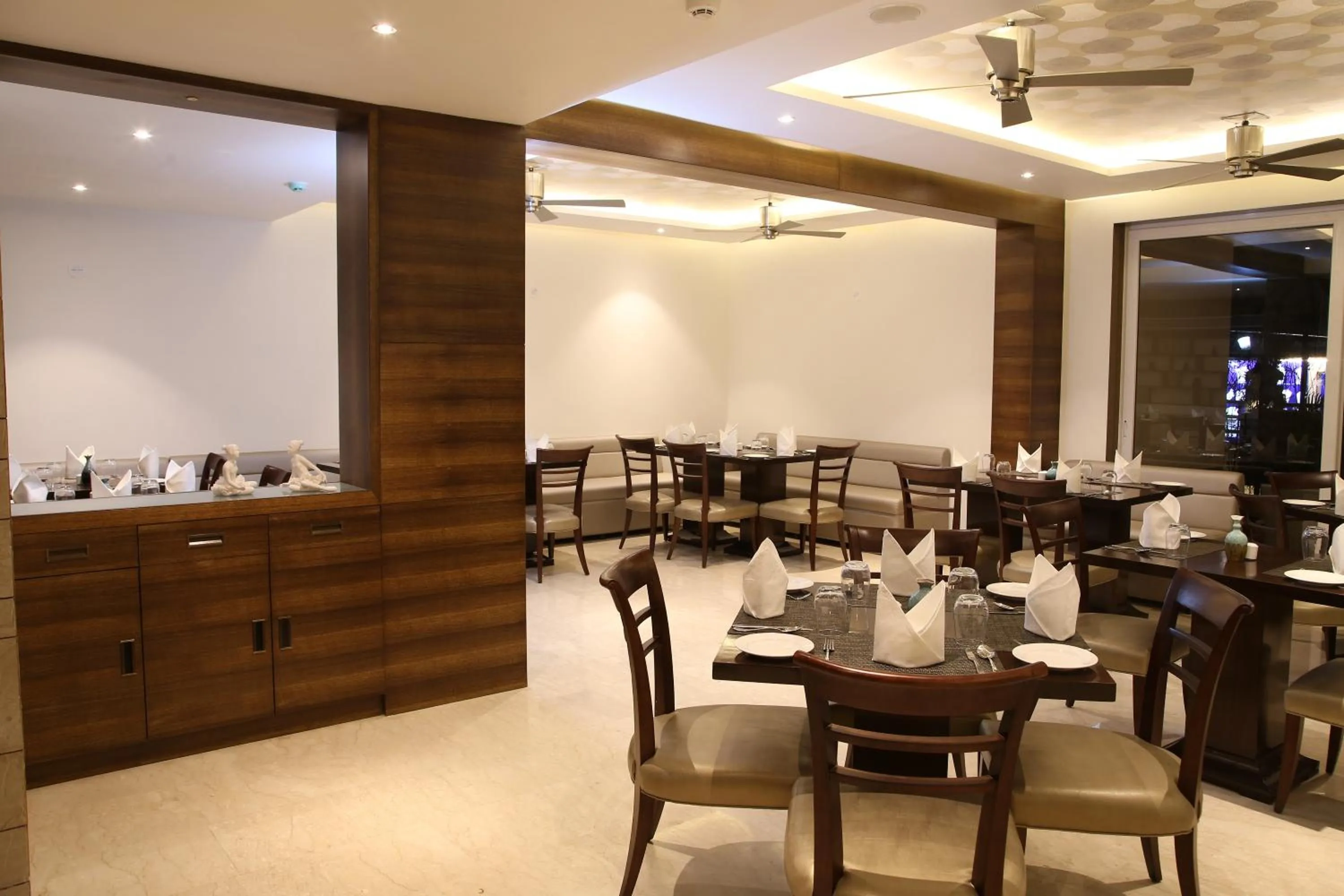 Restaurant/places to eat in Lemon Tree Hotel Candolim