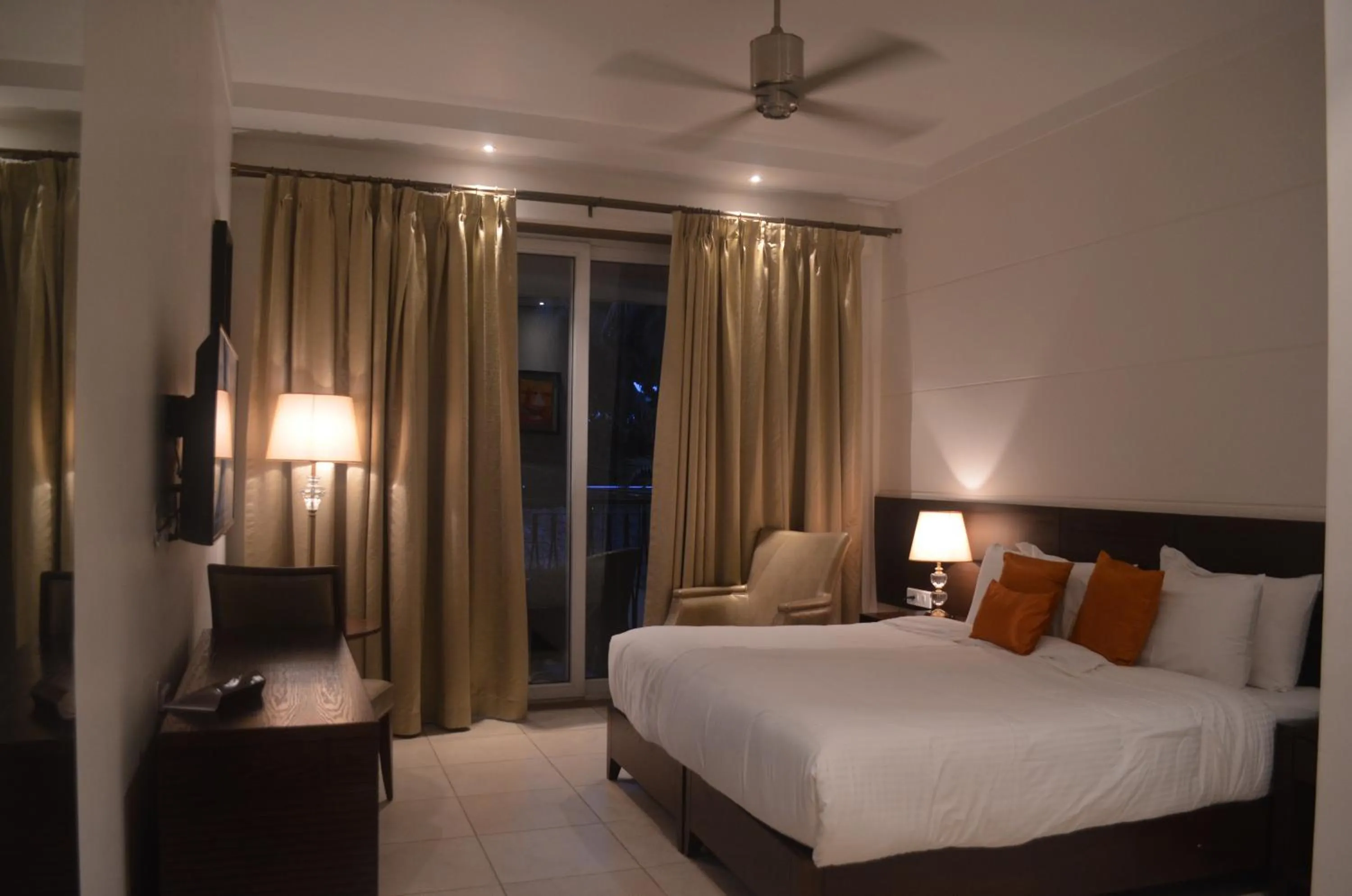 Bedroom, Bed in Lemon Tree Hotel Candolim