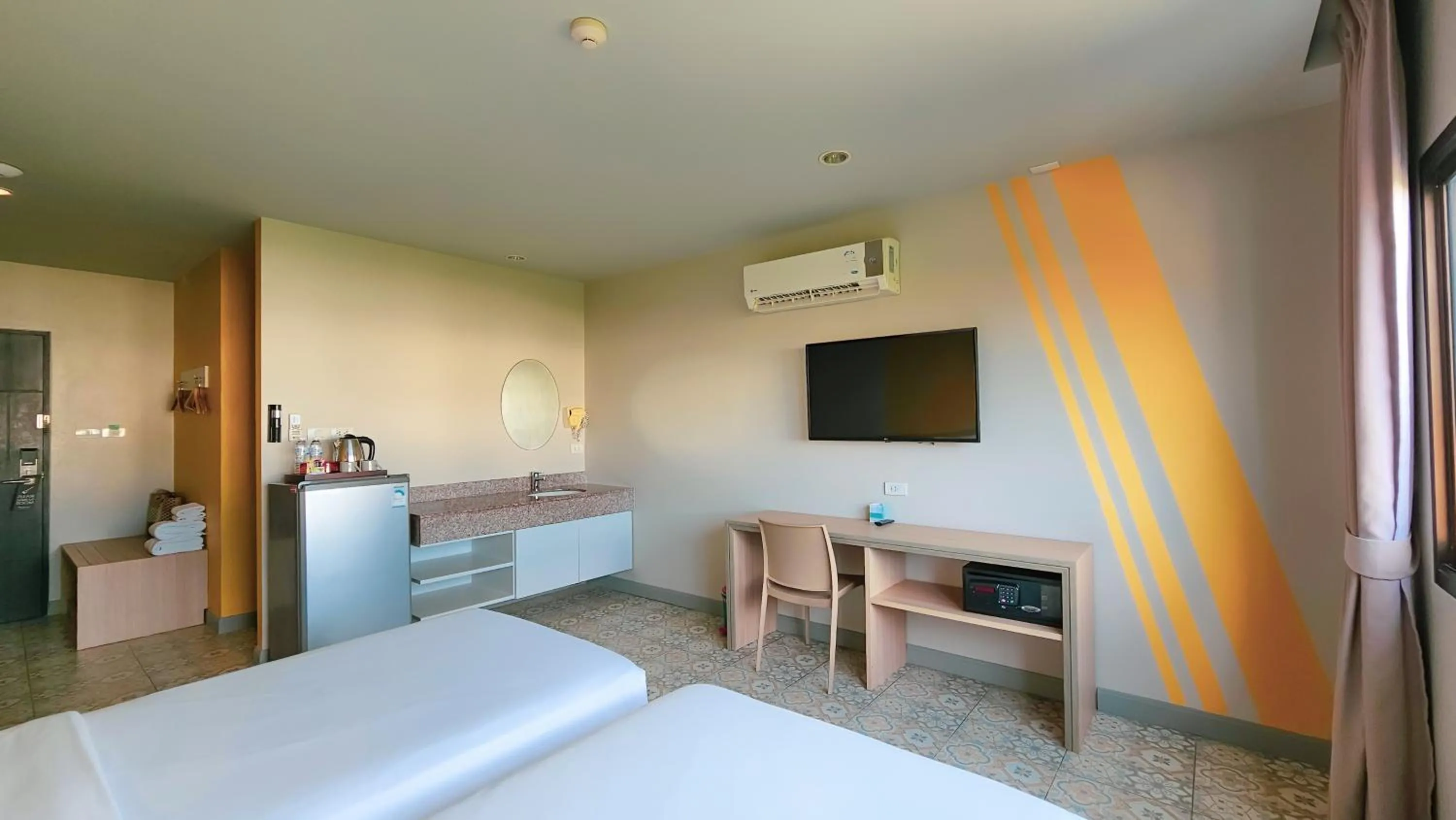 Communal lounge/ TV room, Bed in Recenta Suite Phuket Suanluang