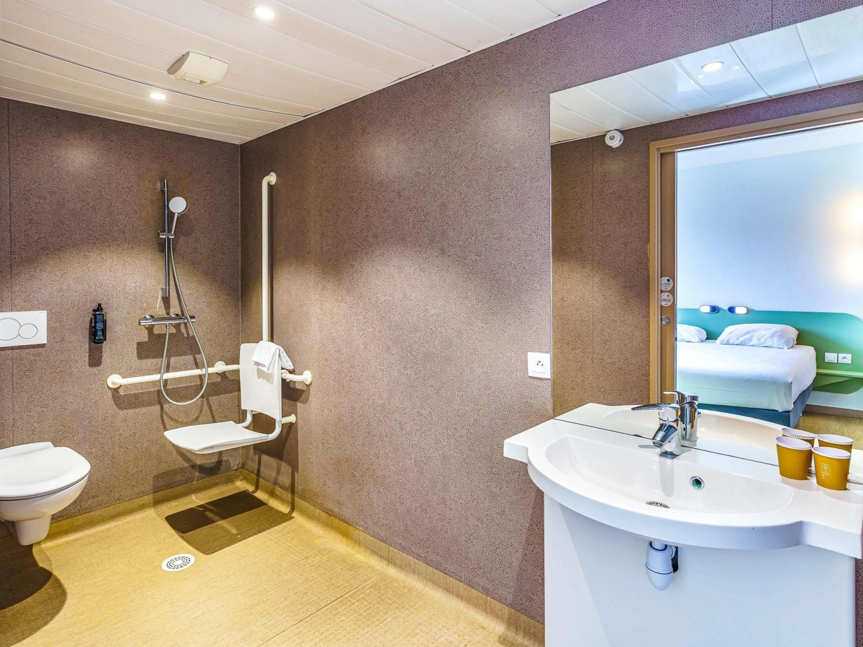 Bedroom in Ibis Budget Chalon Sur Saone Nord