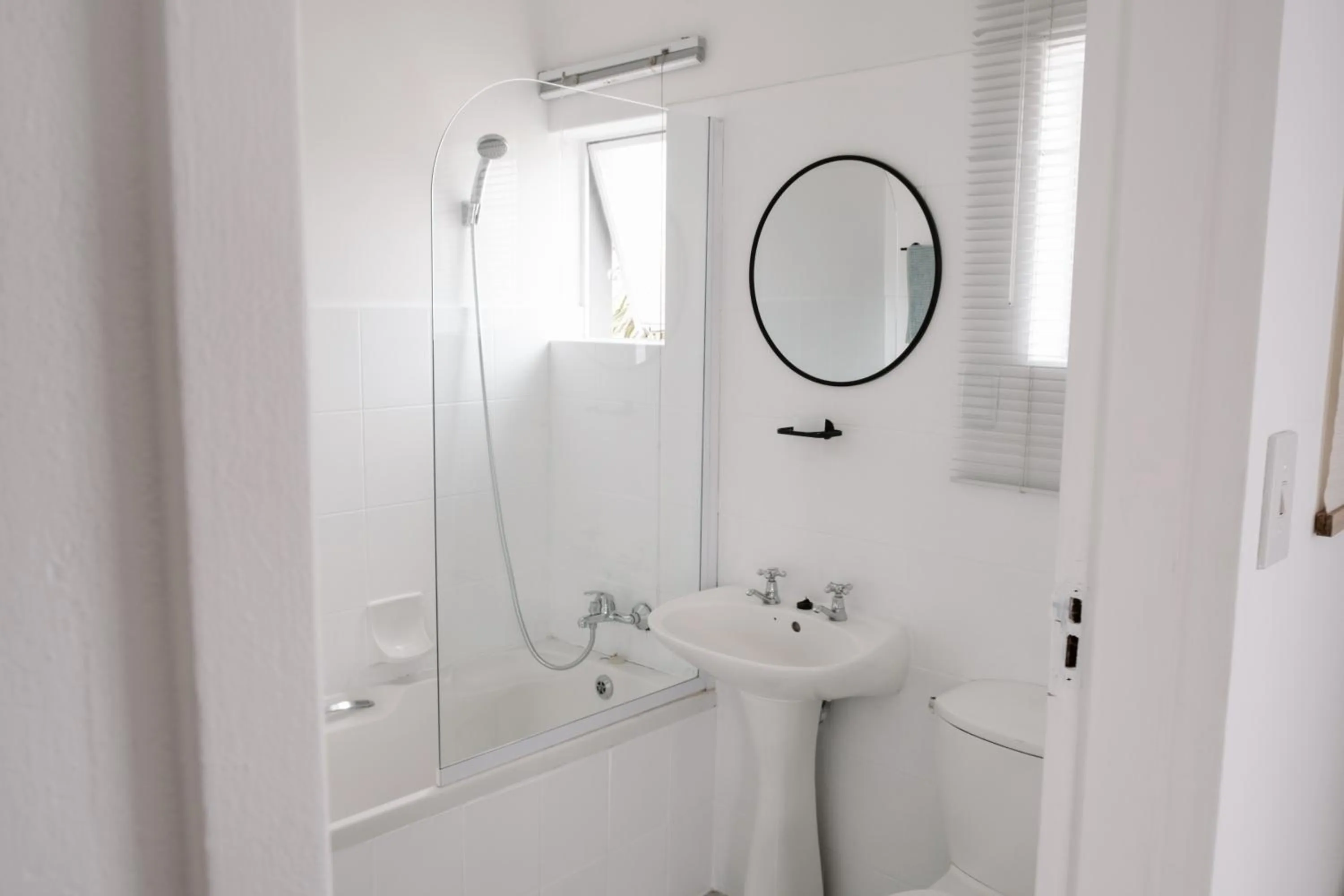 Shower in George Lodge International