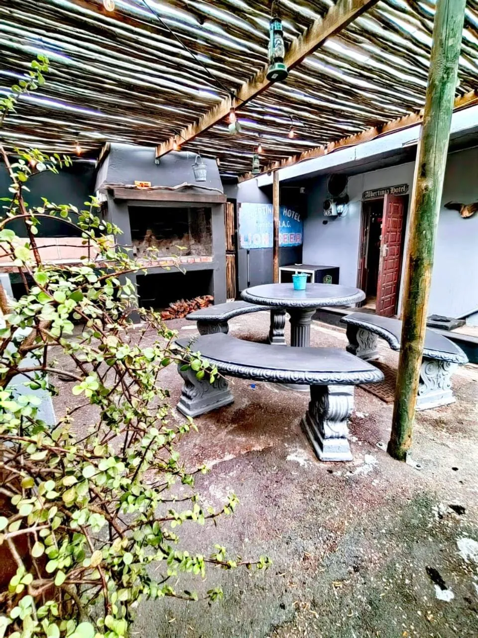 Restaurant/places to eat in Albertinia Hotel