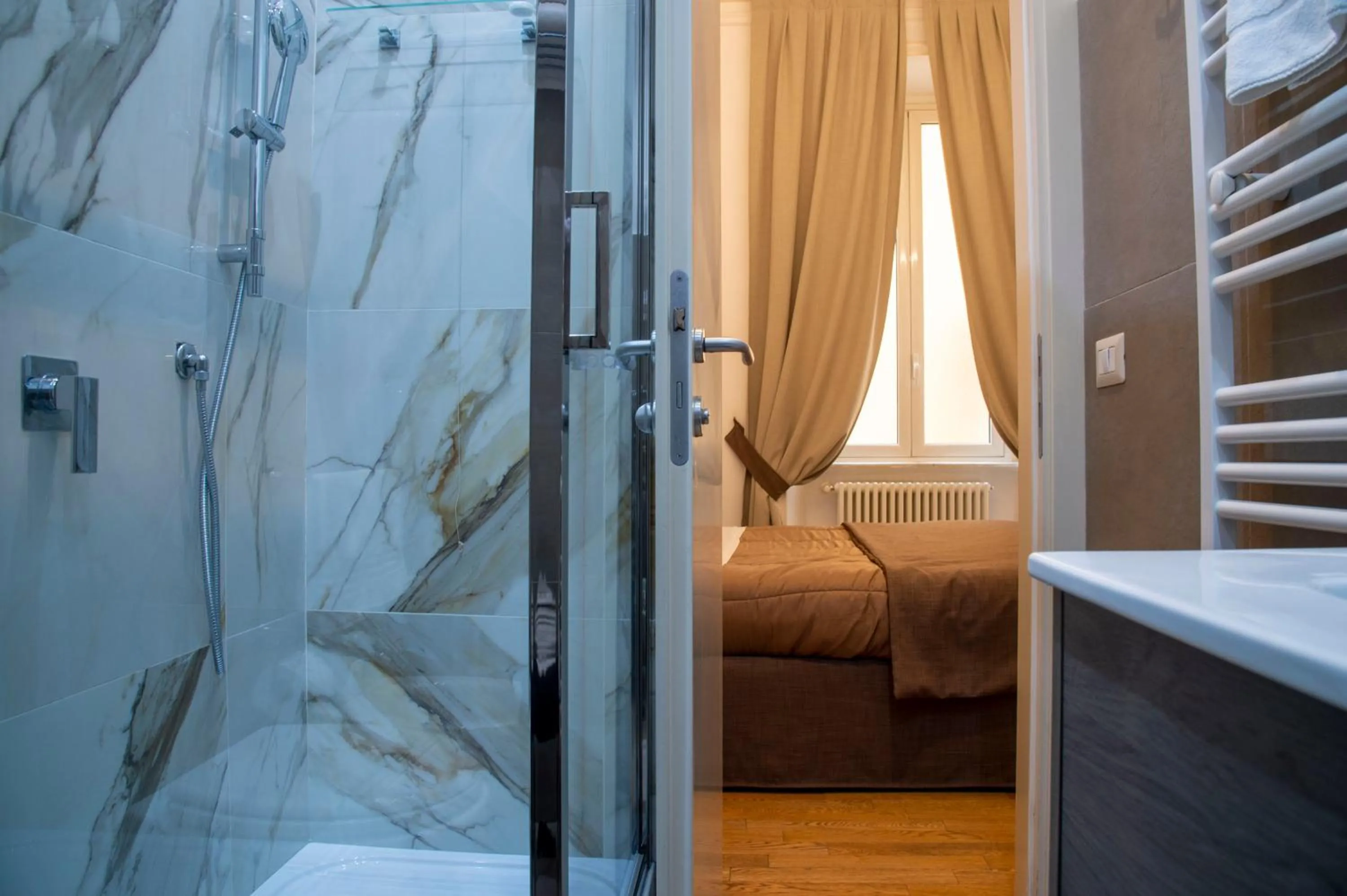 Shower, Bed in Rome Armony Suites