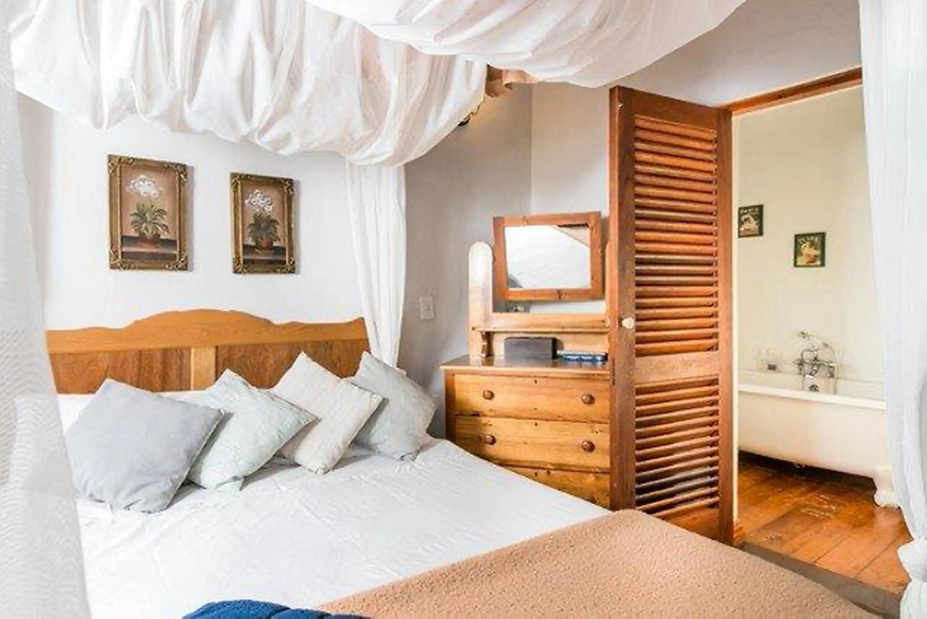 Bed in Knysna Manor House