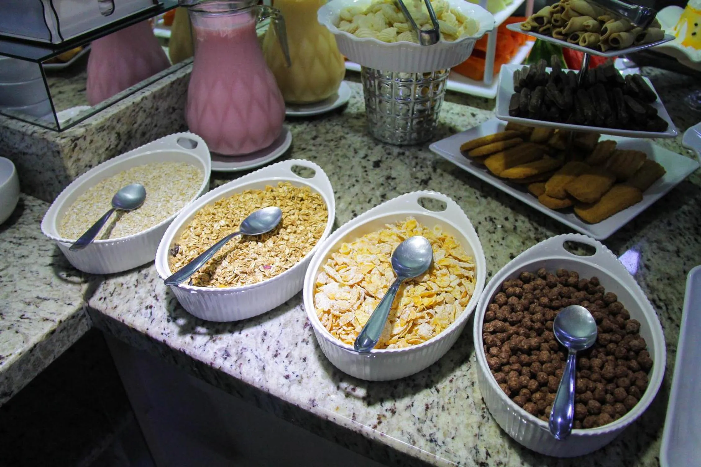 Breakfast in AJ Hotel Chapecó - Fácil Acesso Pátio Shopping e Rótula da Bandeira