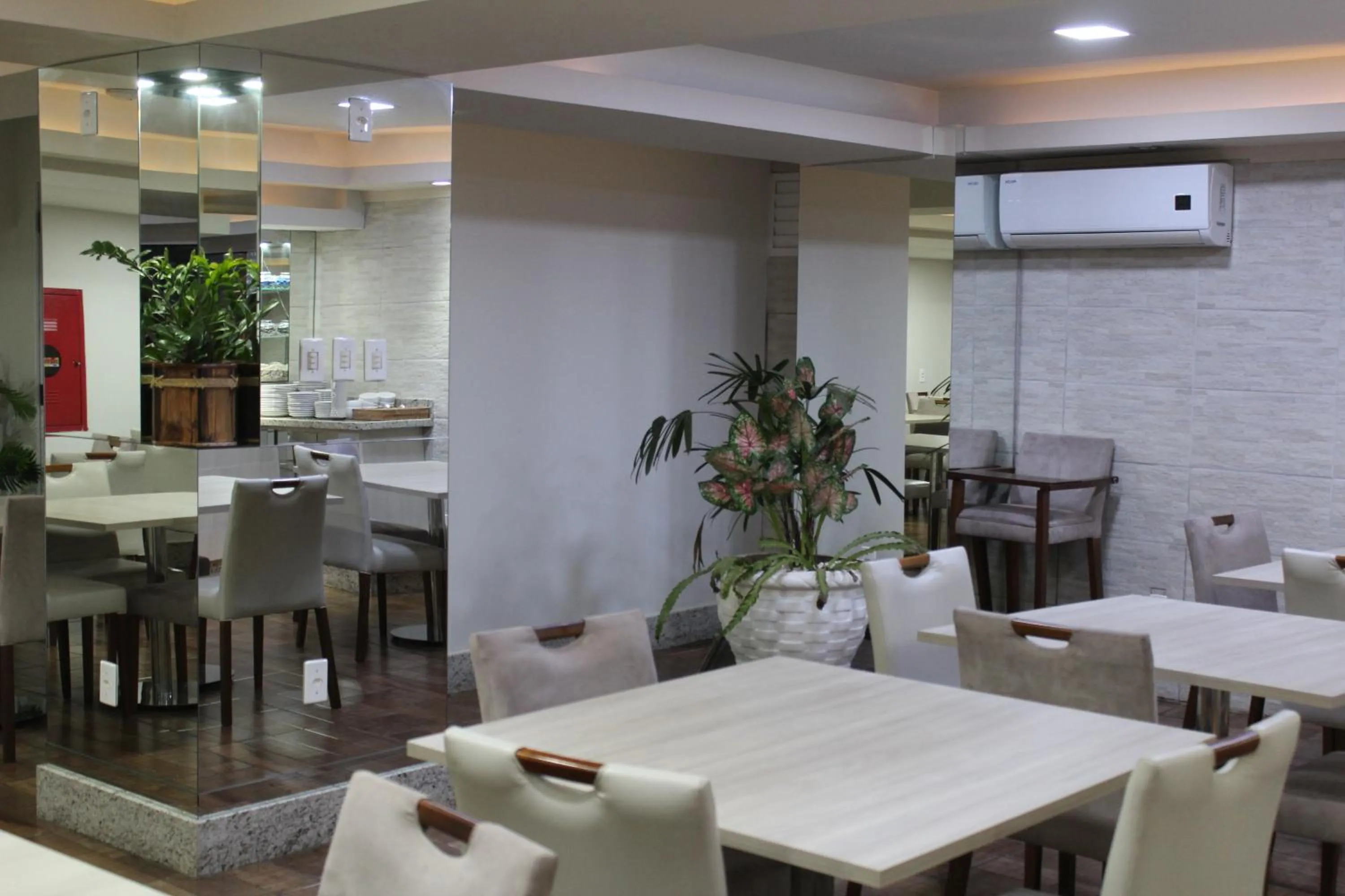 Breakfast in AJ Hotel Chapecó - Fácil Acesso Pátio Shopping e Rótula da Bandeira