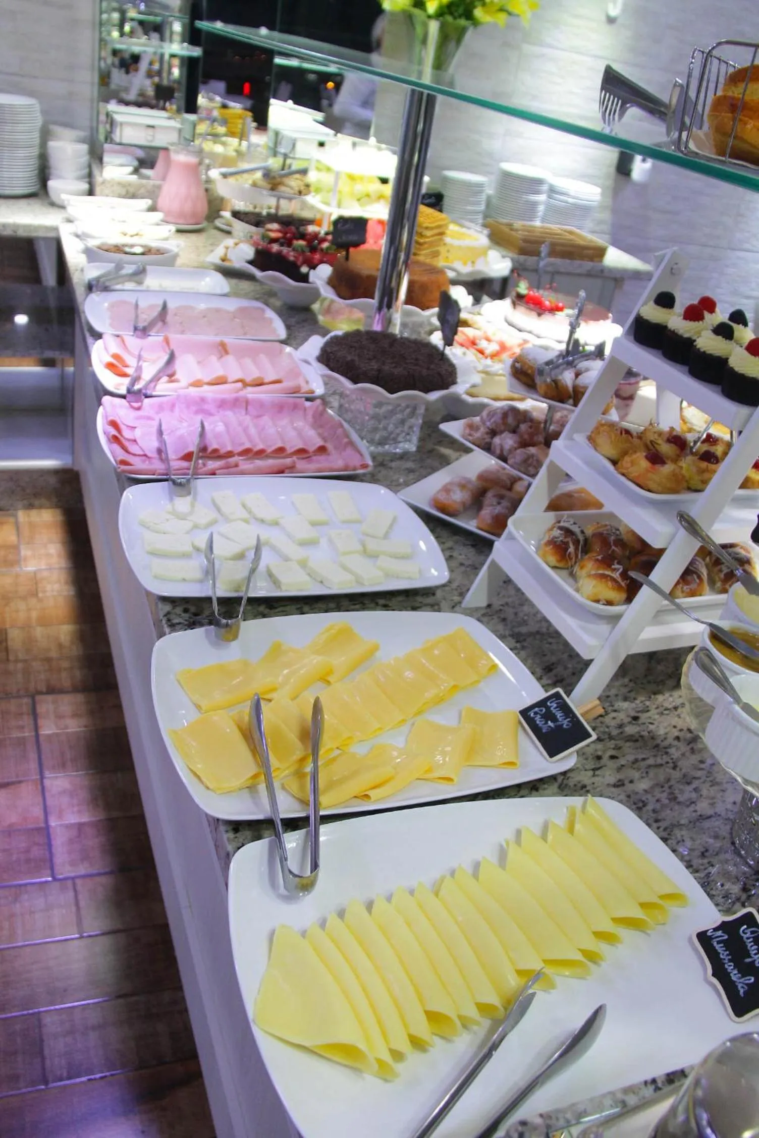 Food and drinks in AJ Hotel Chapecó - Fácil Acesso Pátio Shopping e Rótula da Bandeira