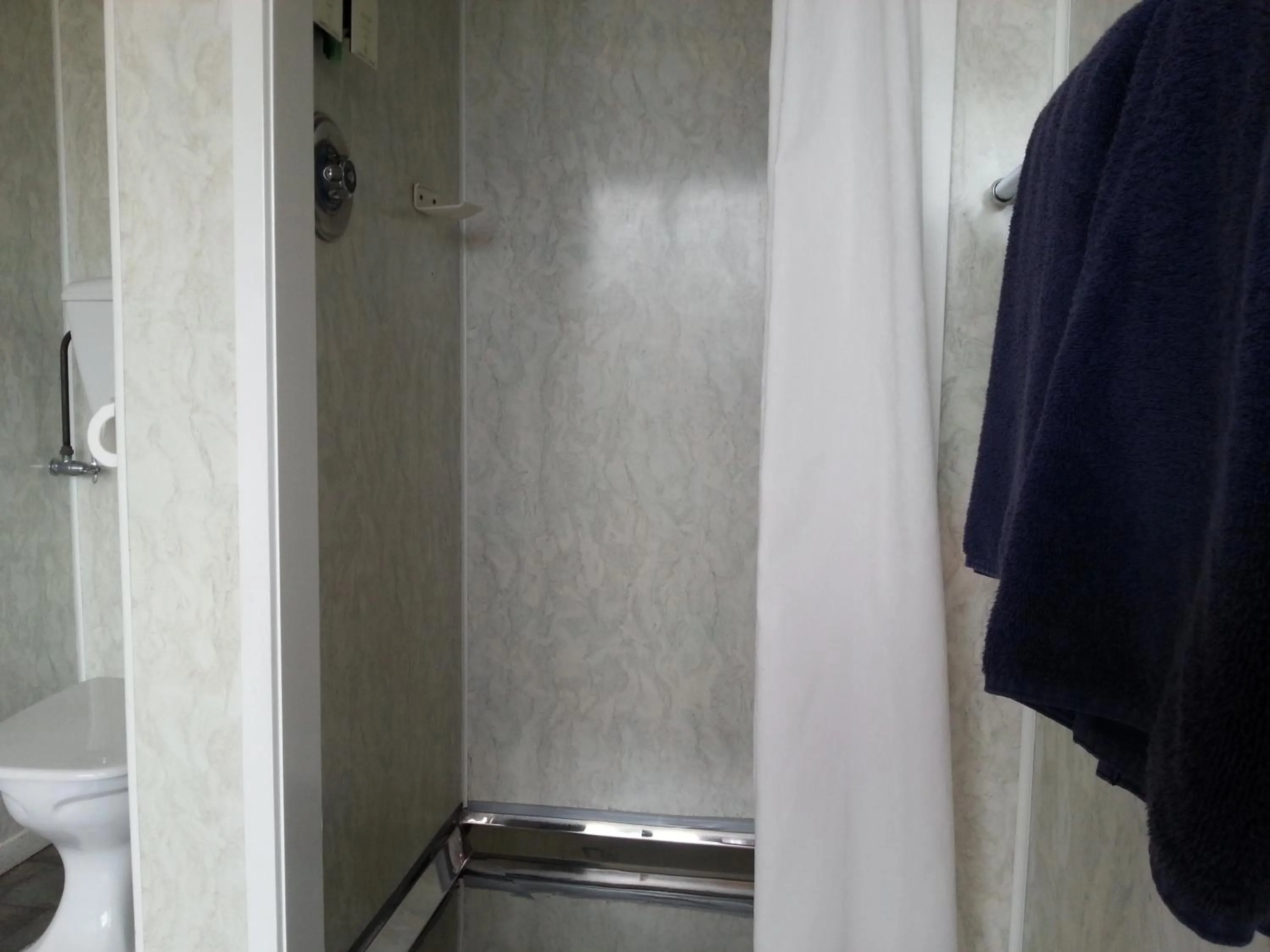 Bathroom in Orana Motor Inn & Restaurant