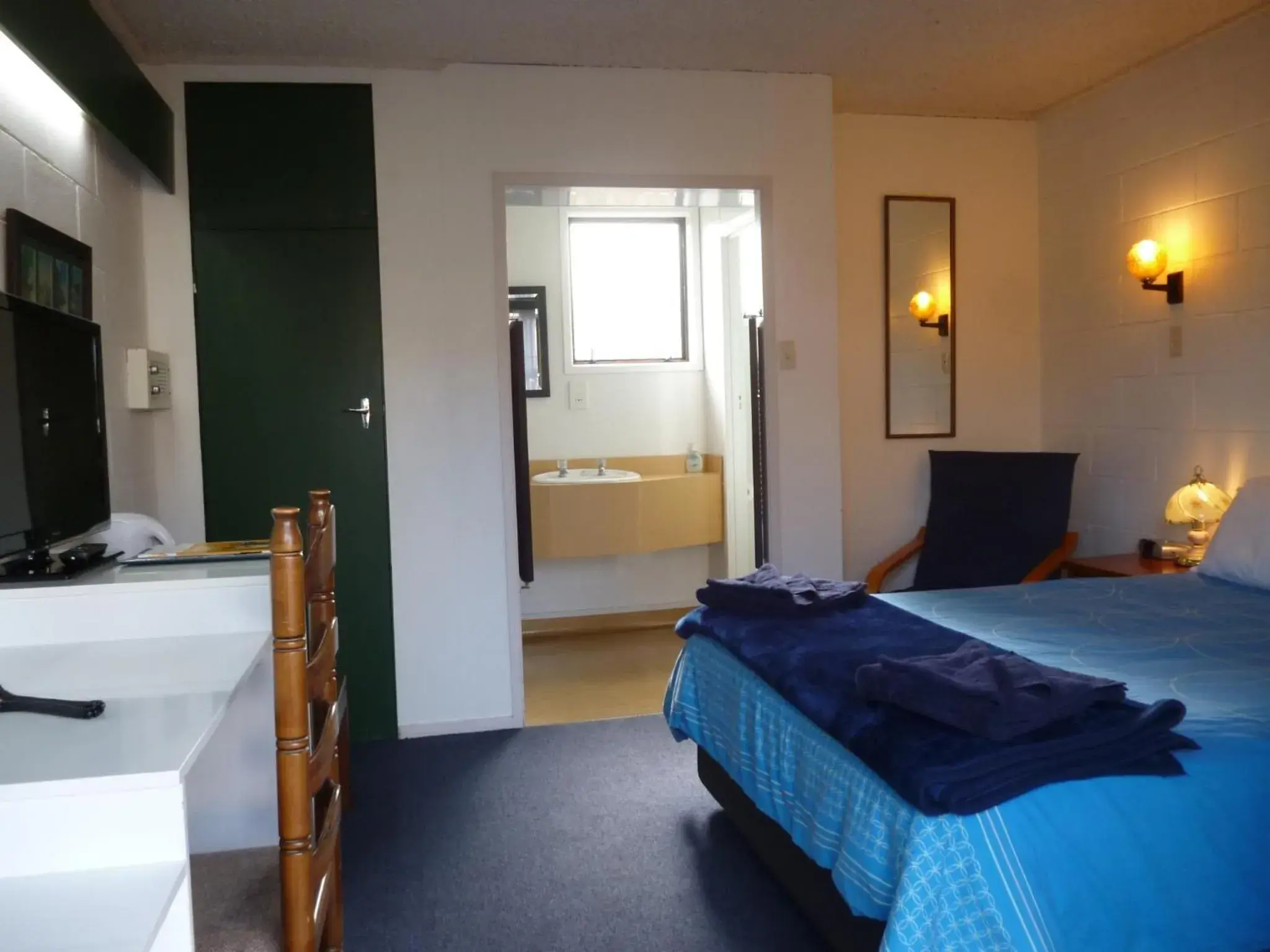 Deluxe Queen Room in Orana Motor Inn & Restaurant Deluxe Queen Room in Orana Motor Inn & Restaurant