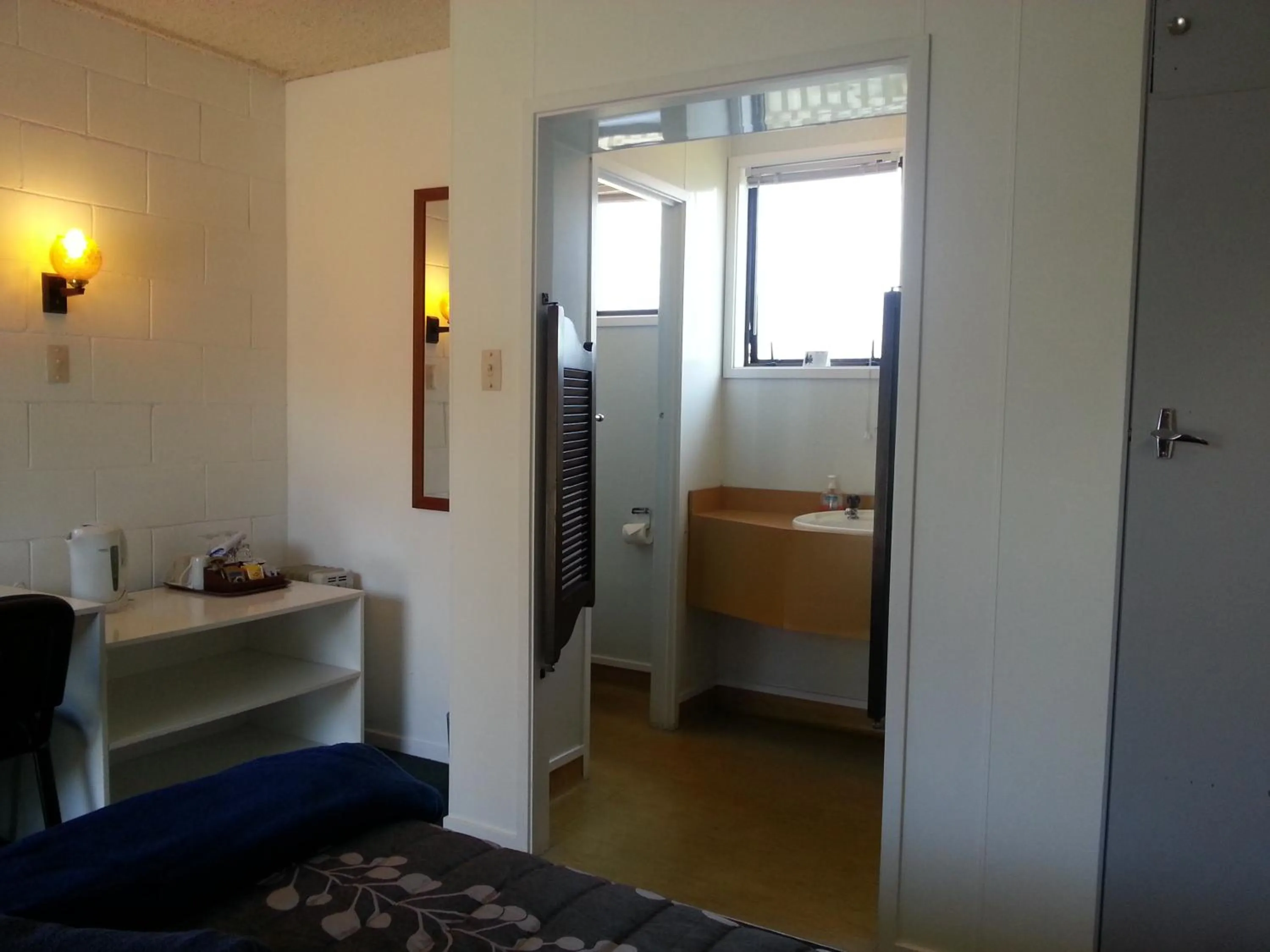 Bathroom, Bed in Orana Motor Inn & Restaurant