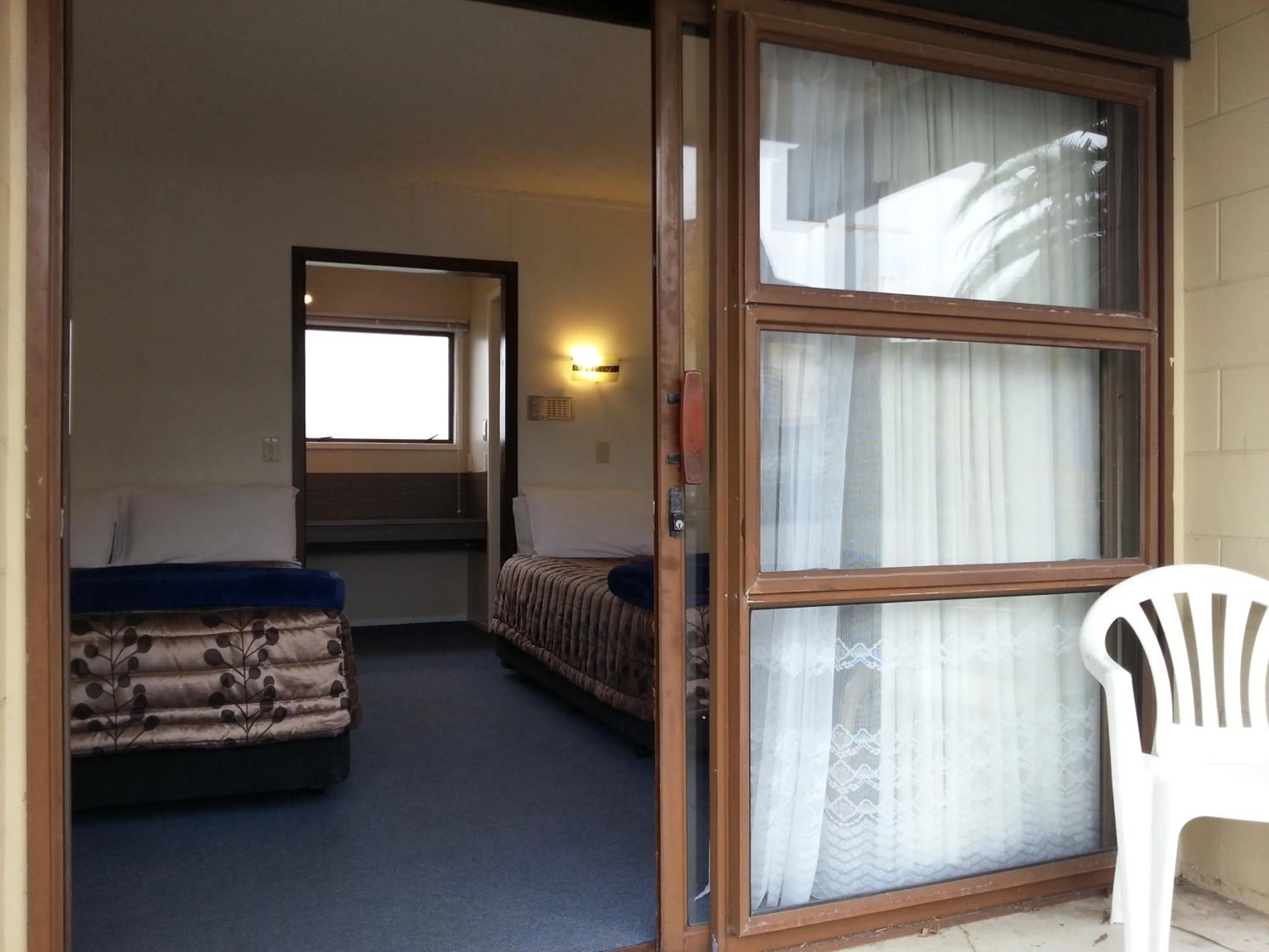 Facade/entrance, Bed in Orana Motor Inn & Restaurant