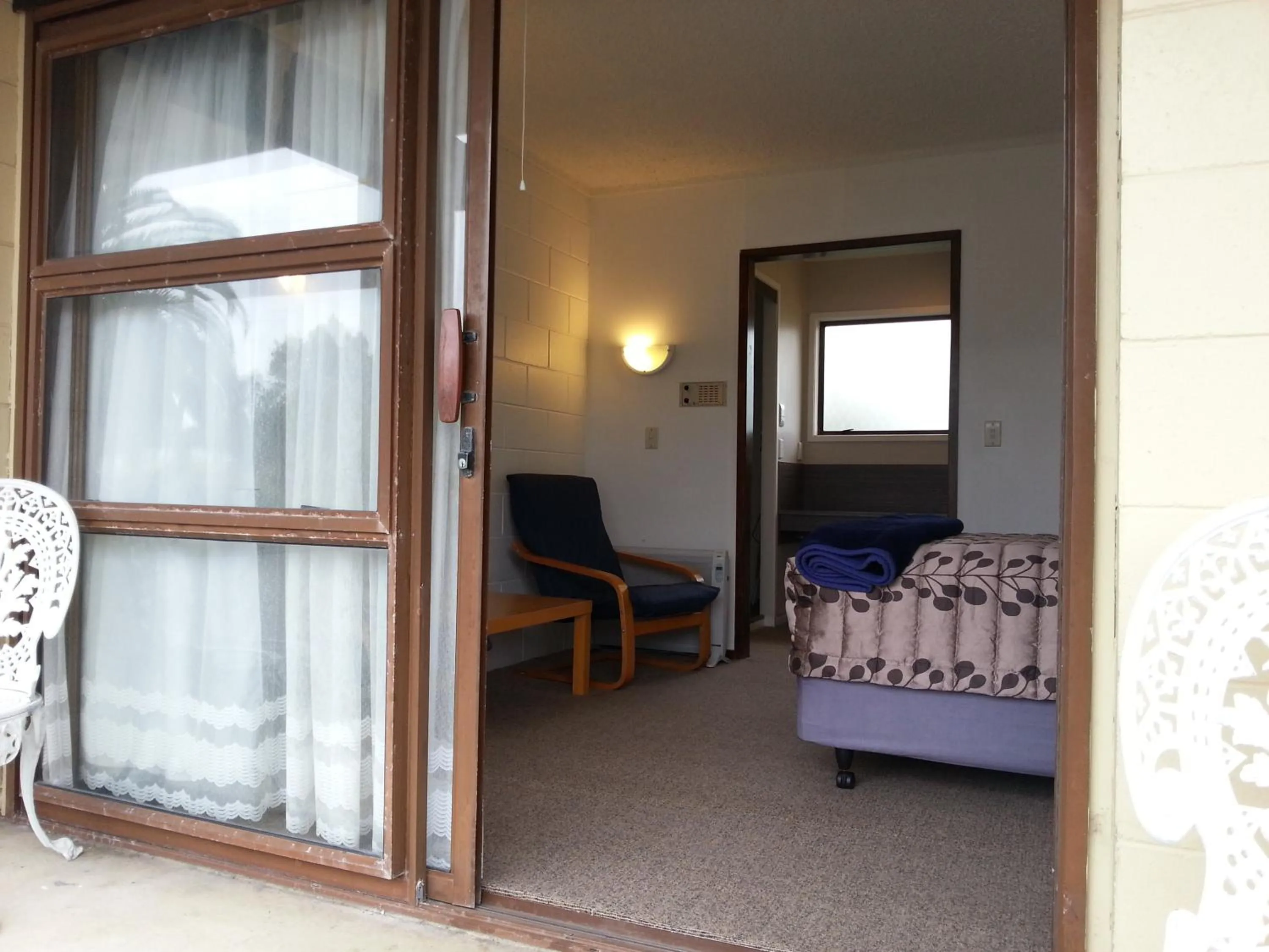 Facade/entrance, Bed in Orana Motor Inn & Restaurant