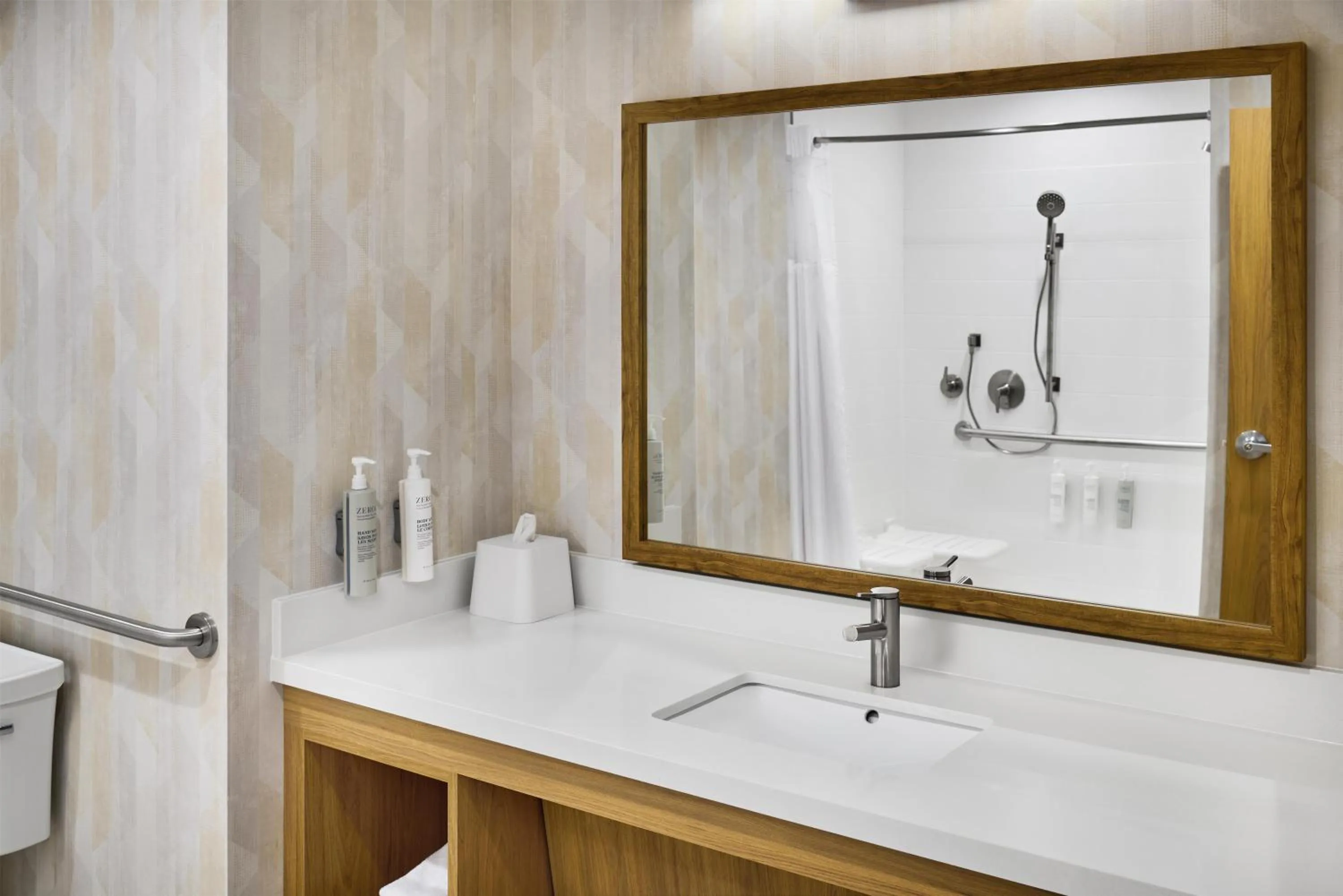 Bathroom in Hampton Inn Midland West