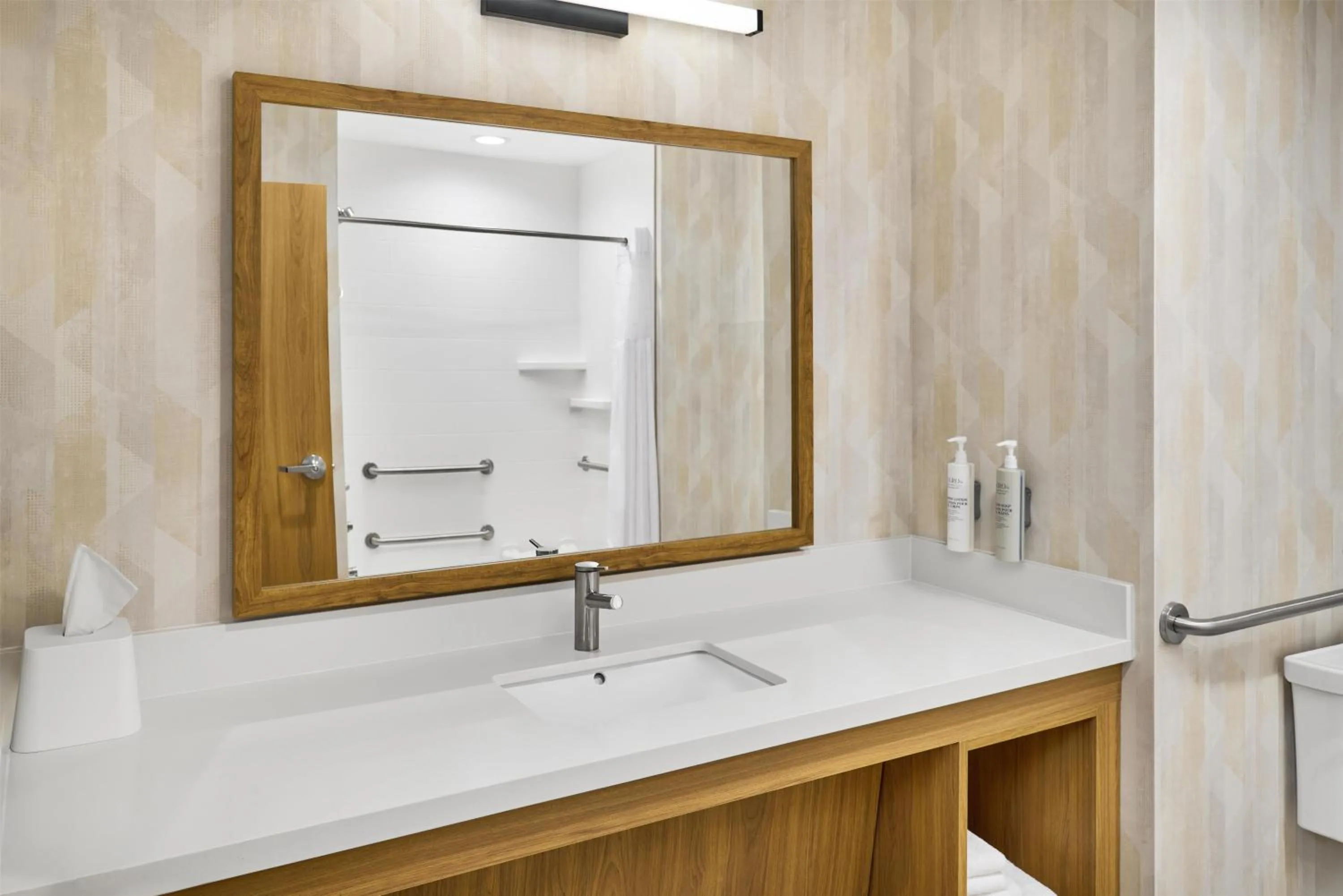 Bathroom in Hampton Inn Midland West