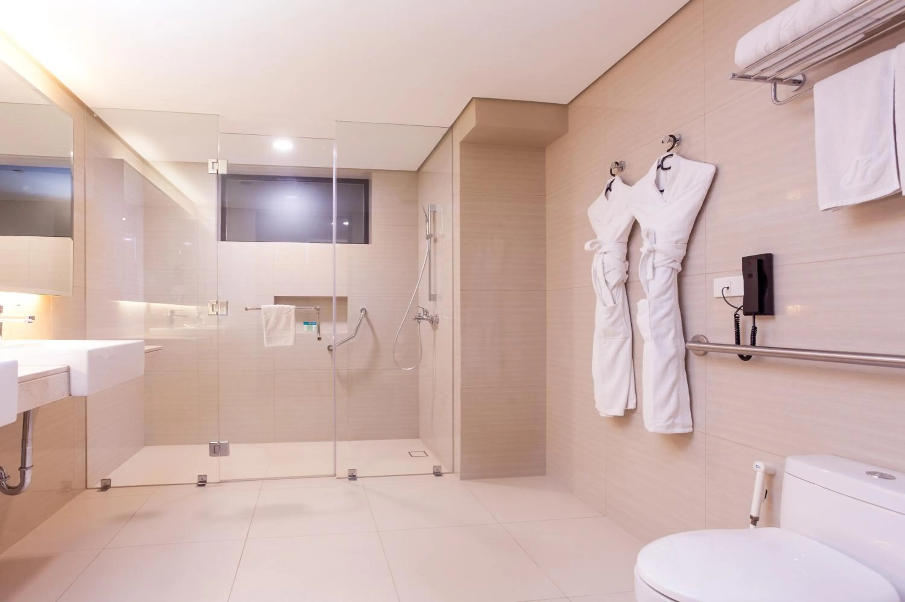 Toilet in Jinjiang Inn - Makati