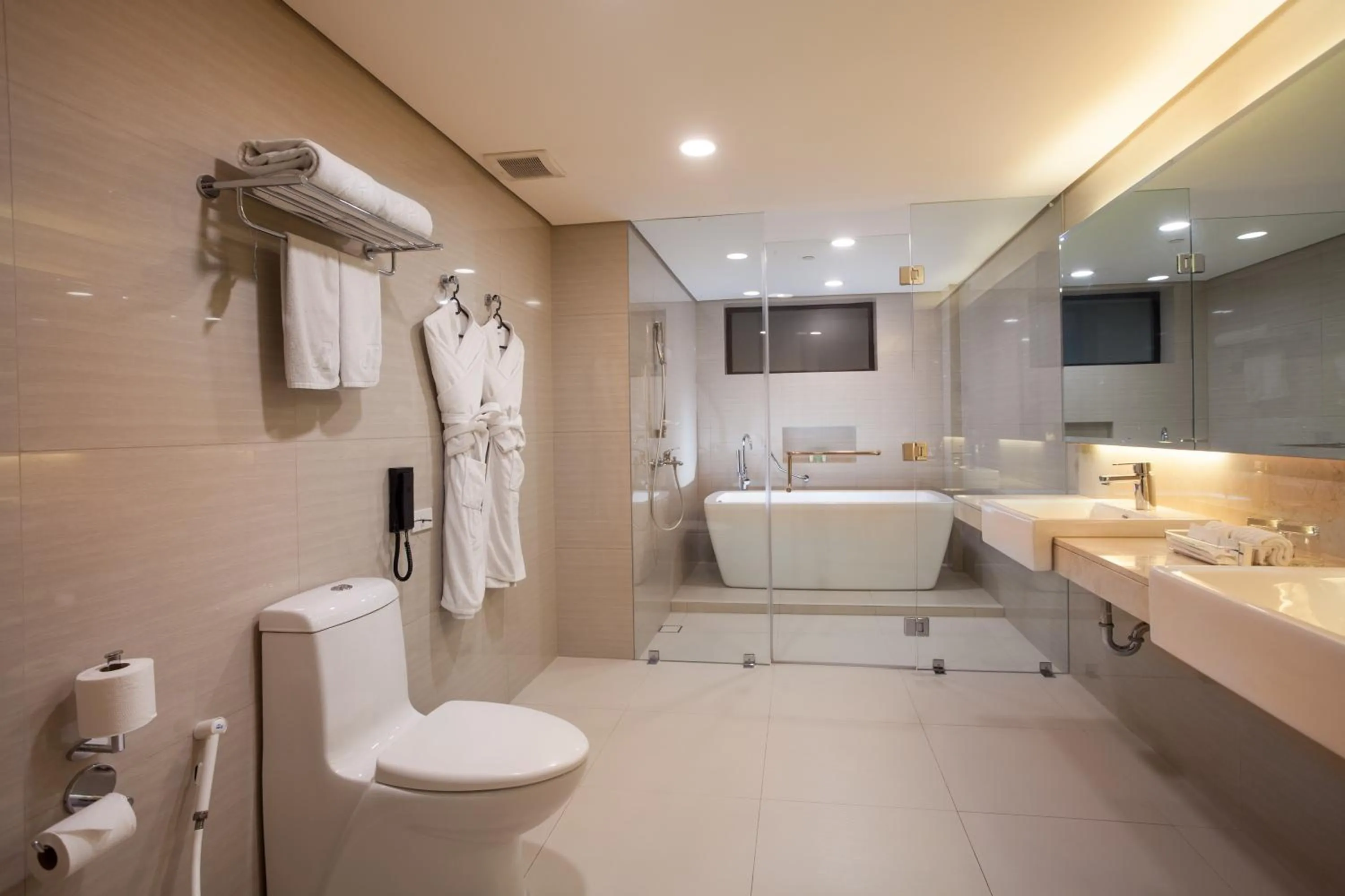 Bathroom in Jinjiang Inn - Makati