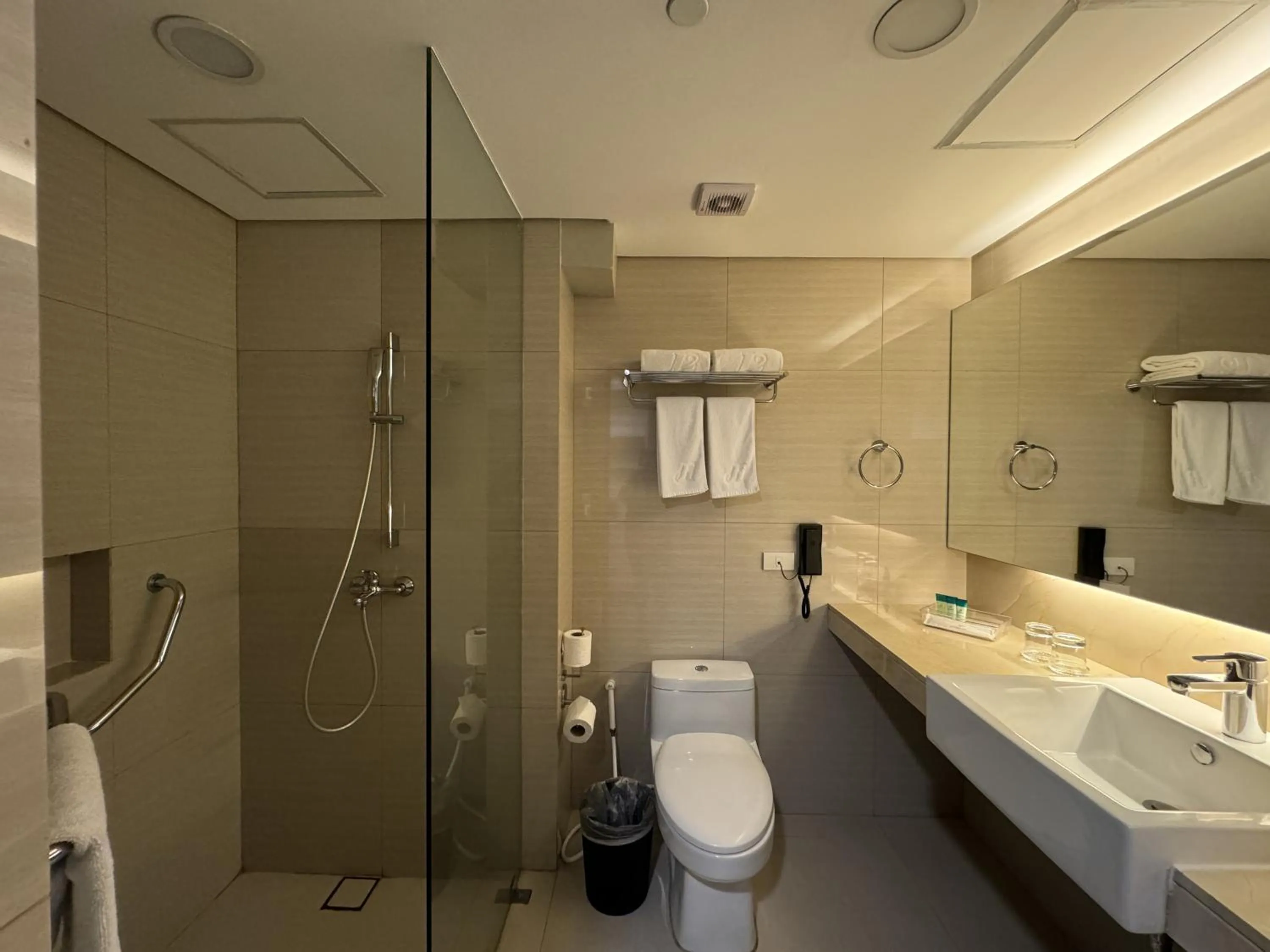 Shower in Jinjiang Inn - Makati