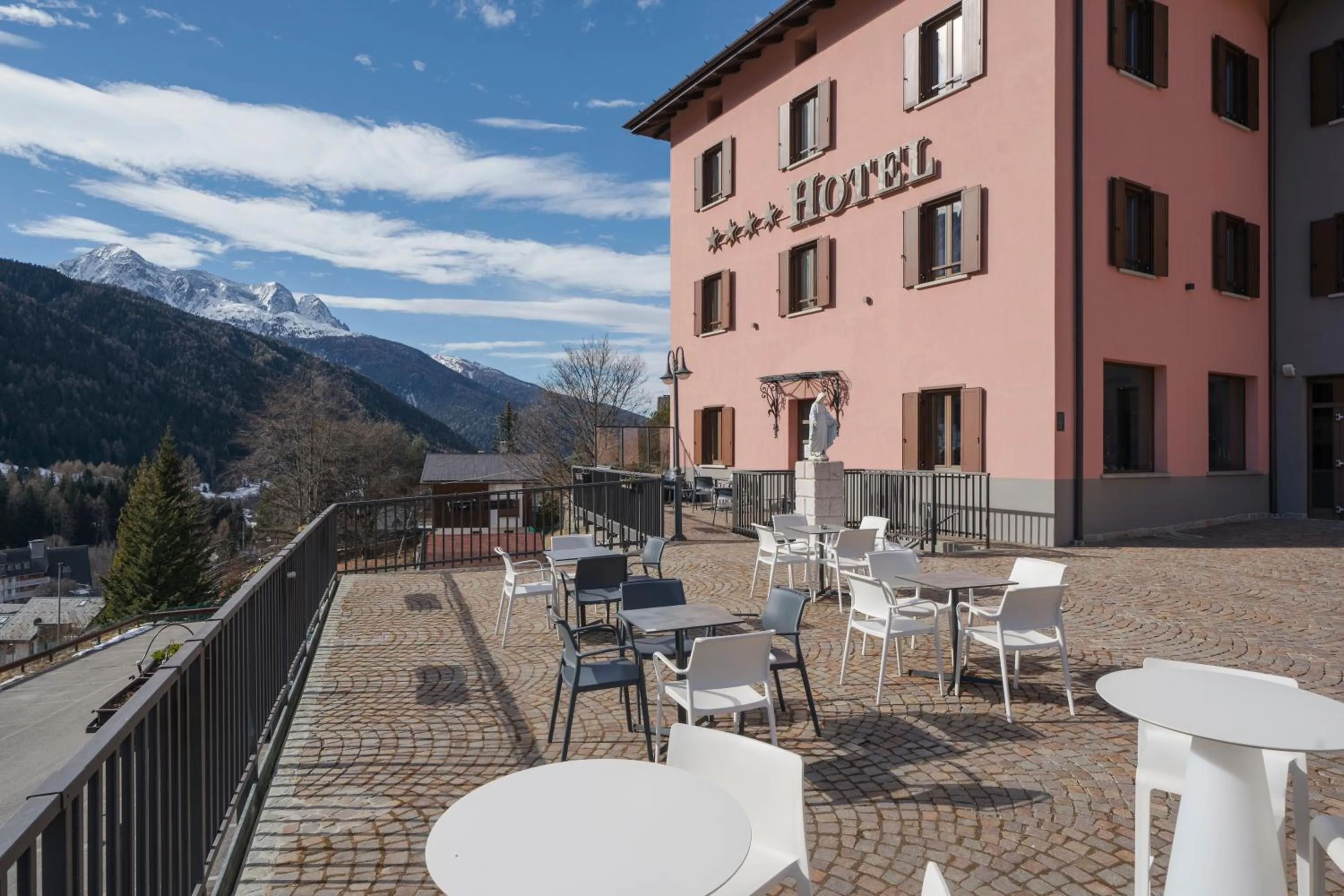 Property building in Hotel Garnì Cristallo