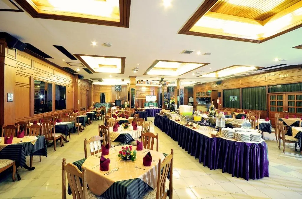 Restaurant/places to eat in Maeyom Palace Hotel