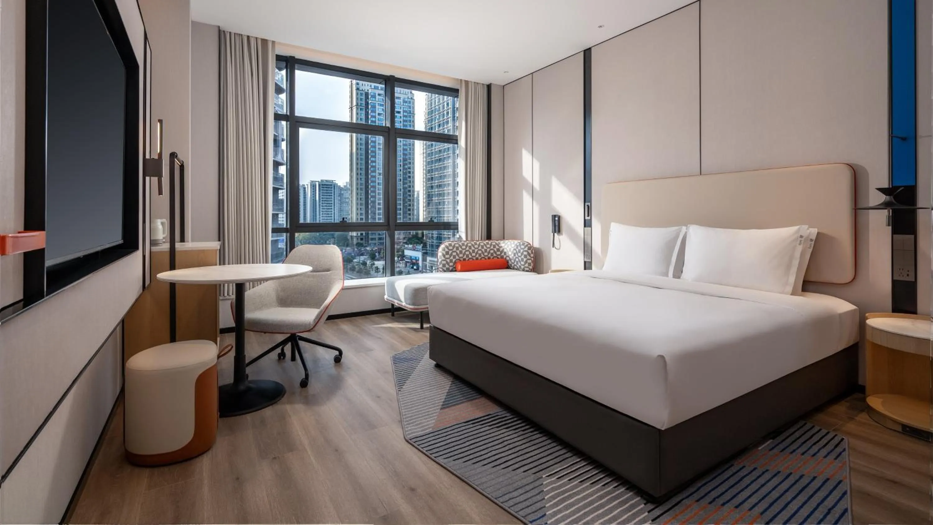 Photo of the whole room, Bed in Holiday Inn Express Chengdu Phoenix Mountain by IHG