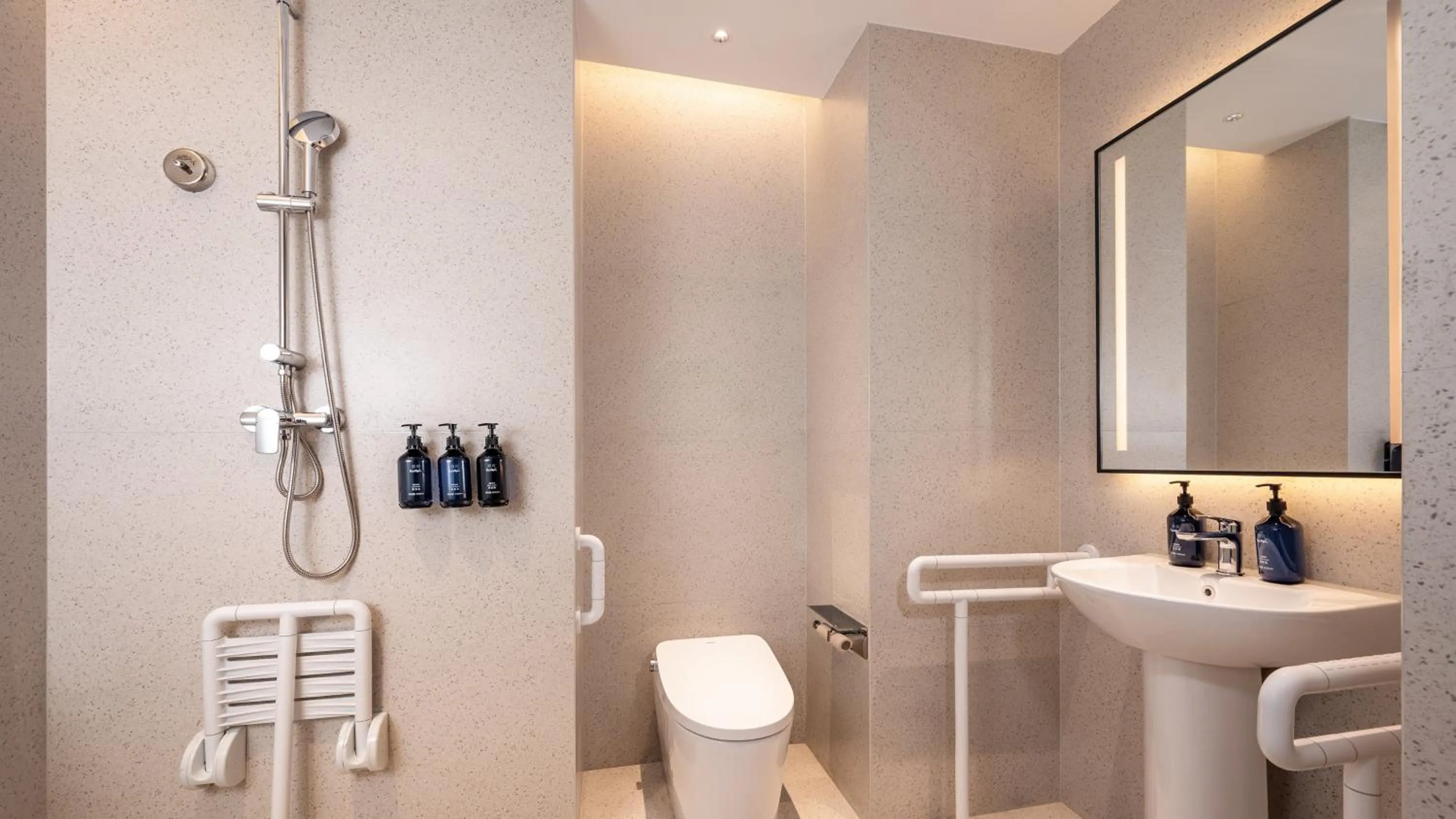 Photo of the whole room in Holiday Inn Express Chengdu Phoenix Mountain by IHG