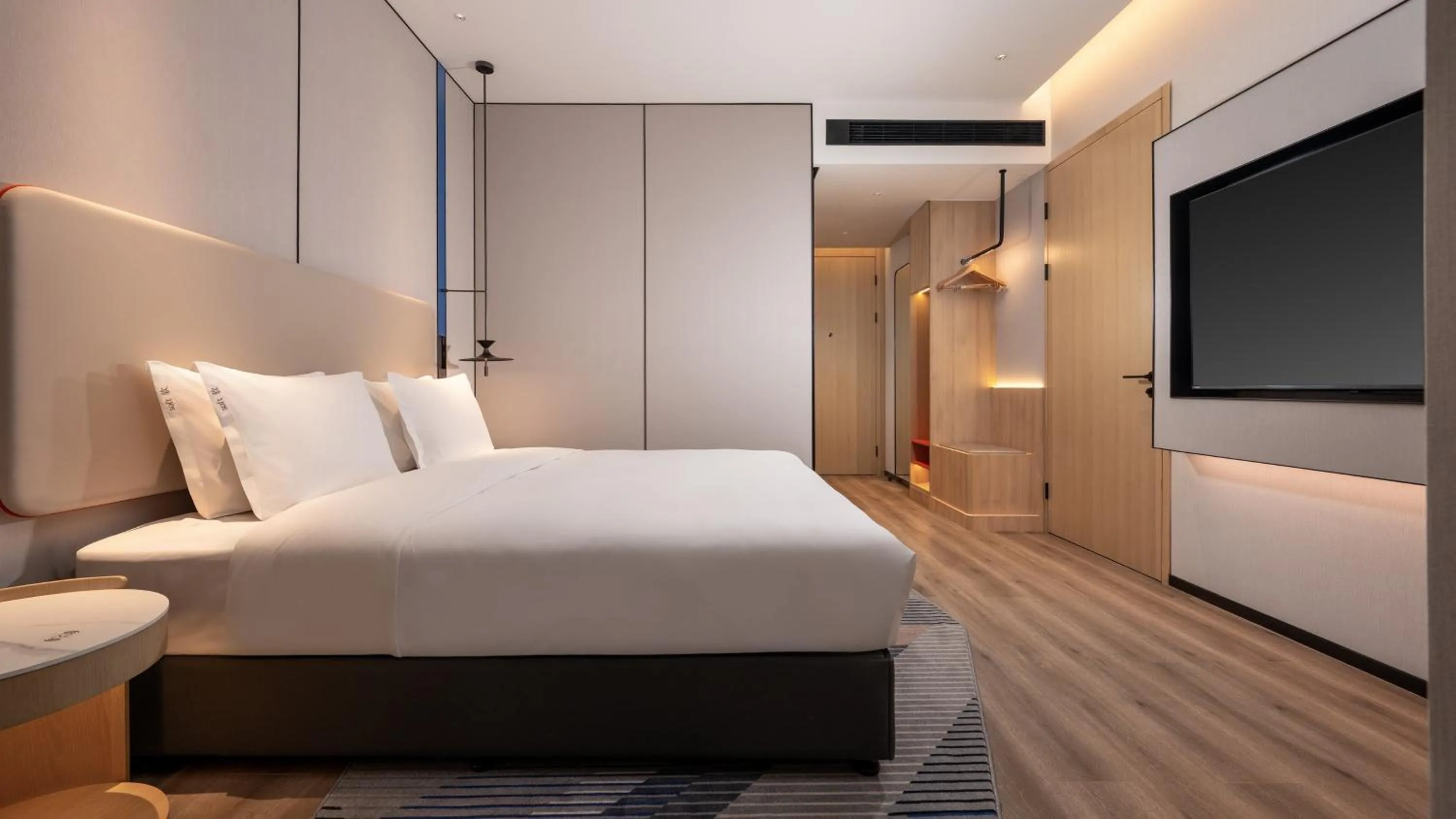 Photo of the whole room, Bed in Holiday Inn Express Chengdu Phoenix Mountain by IHG