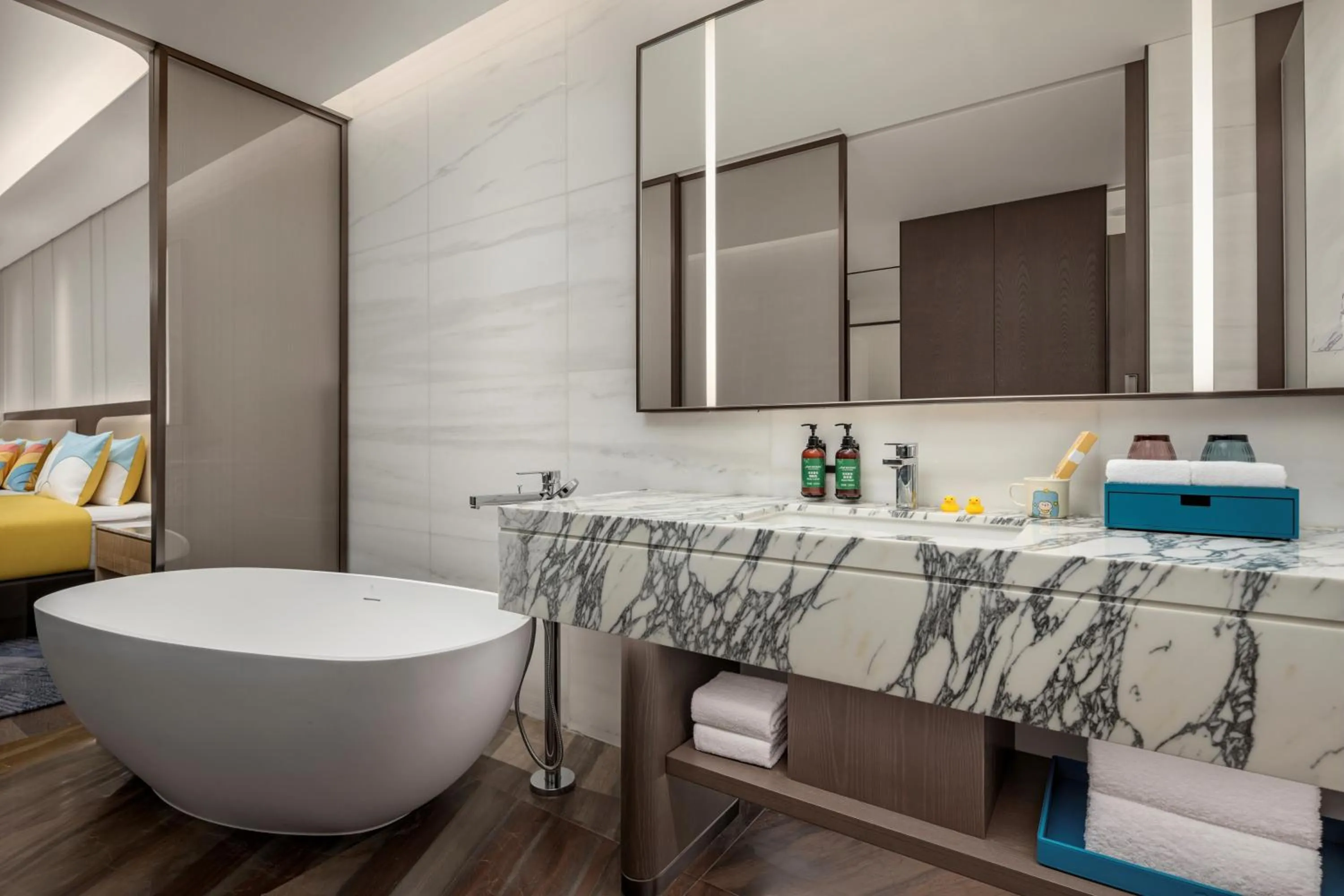 King Family Kids Room with One Double Bed in Crowne Plaza Linyi Olympic Sports Centre by IHG