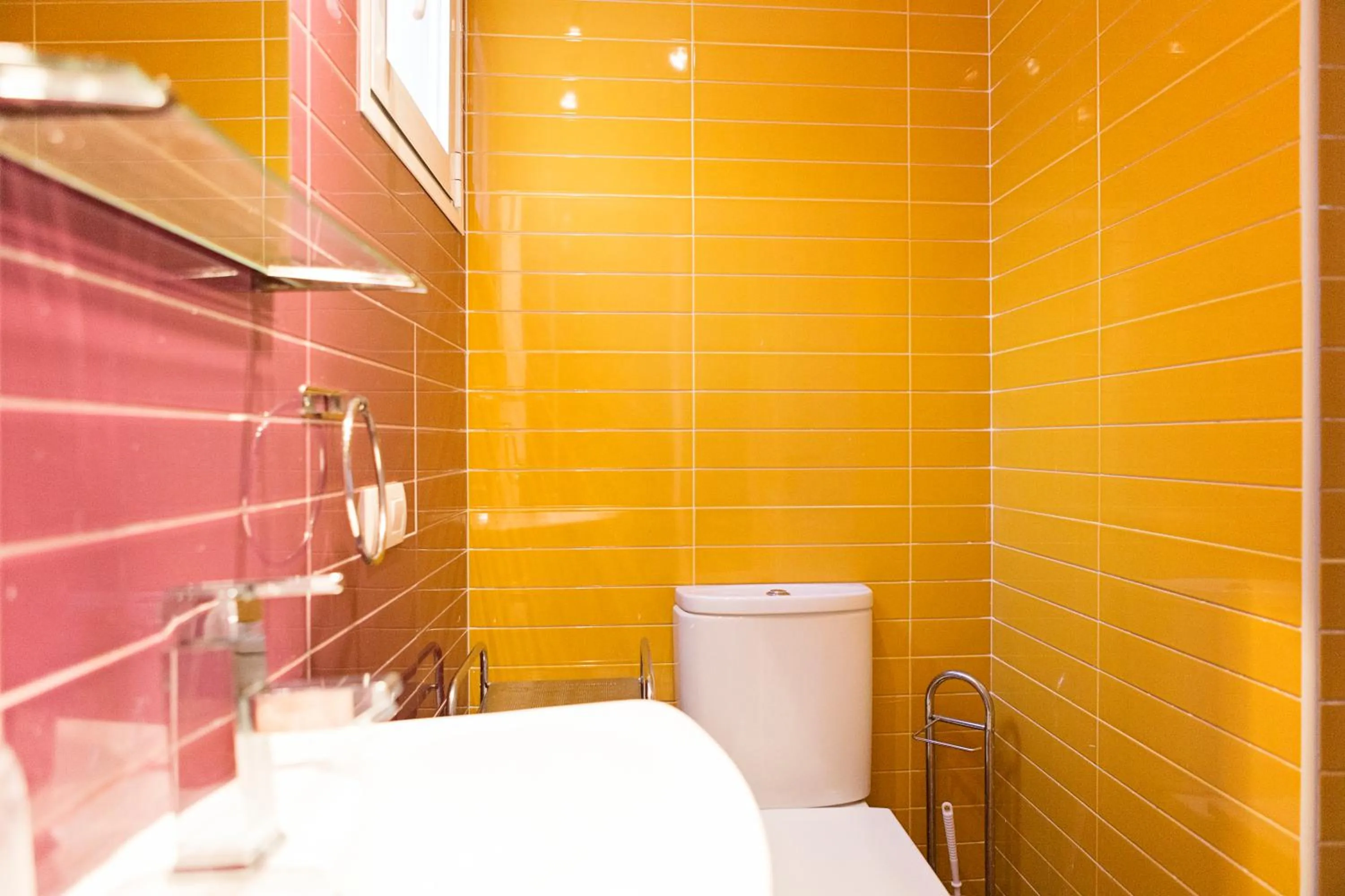 Shower in Letmalaga Economy Bishop Orchard